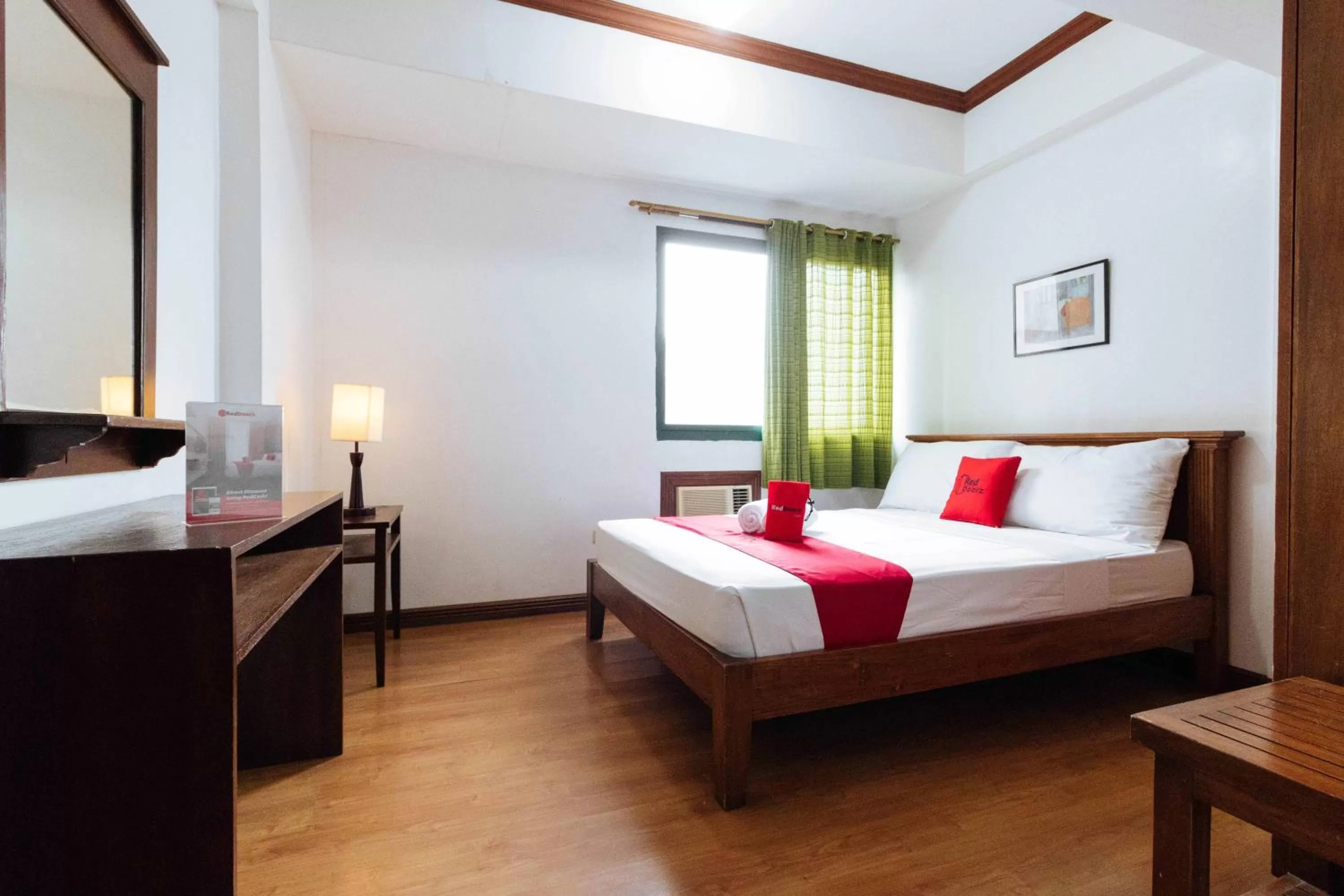 Family Room in RedDoorz @ Moonwalk Paranaque