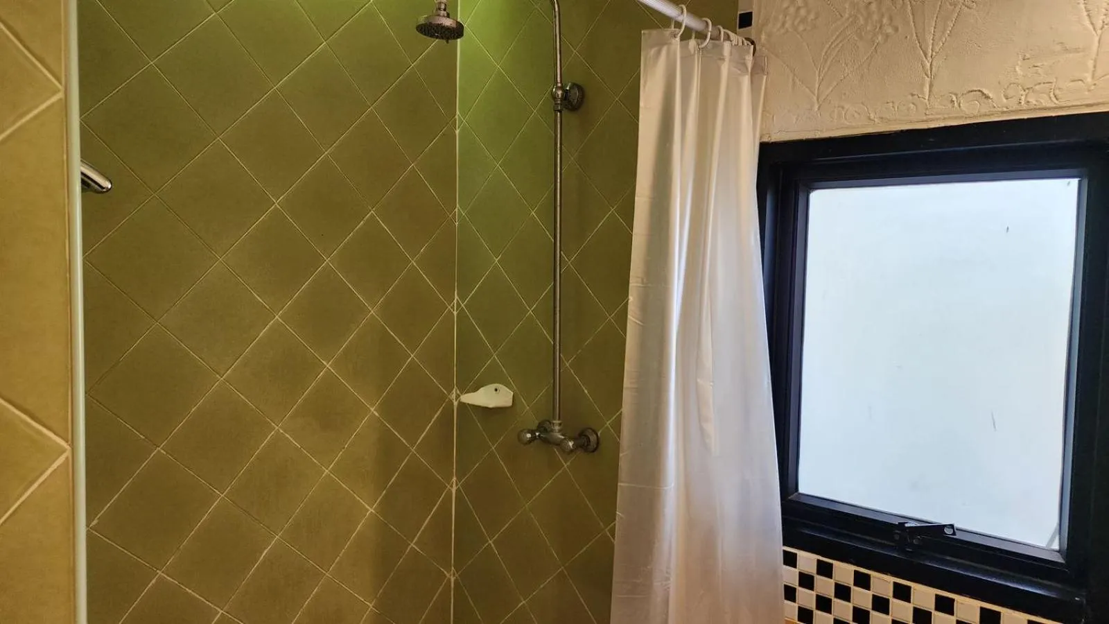 Shower in Pattaya Garden Resort