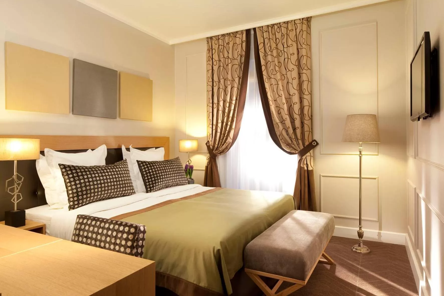 Bedroom, Bed in Hôtel Galileo Champs Elysées