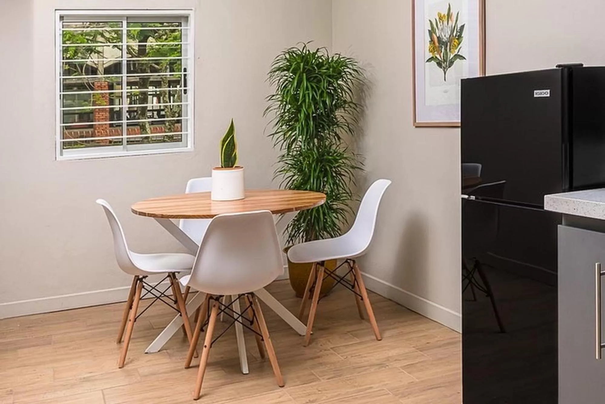 Communal lounge/ TV room, Dining Area in Otoya Downtown