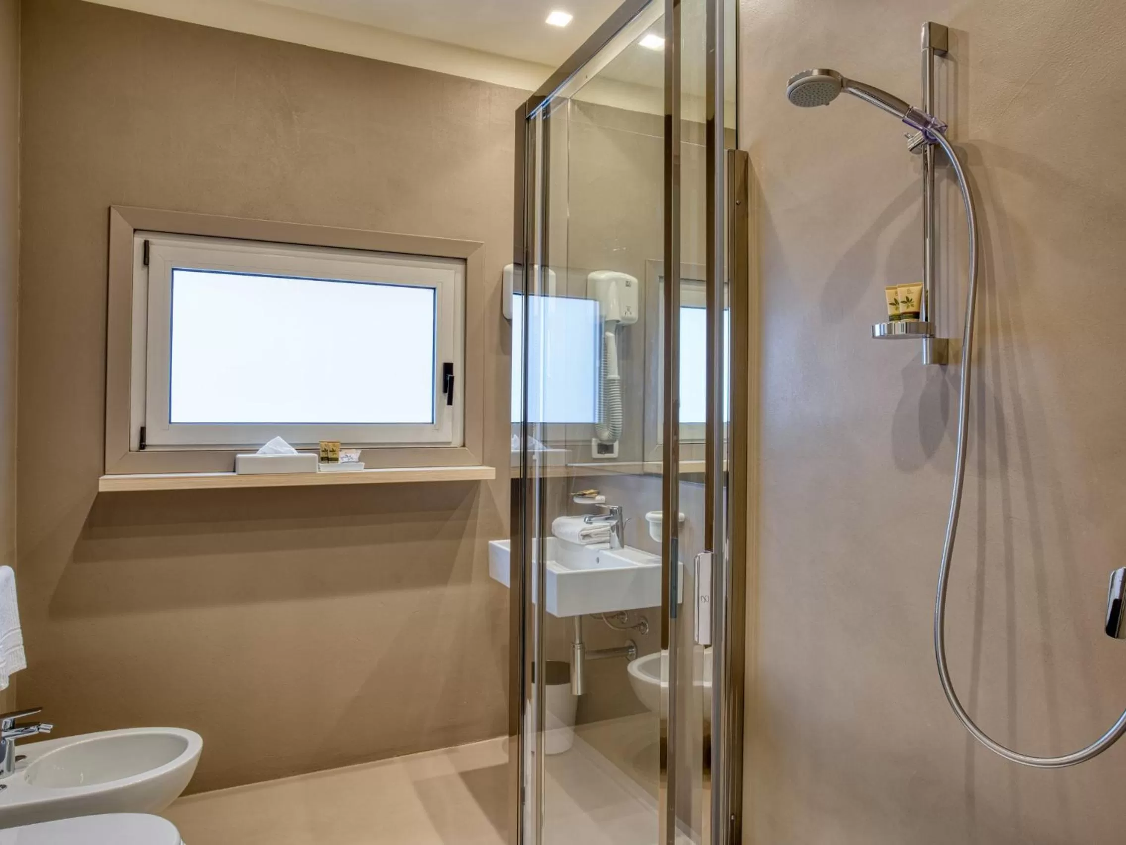 Shower in Hotel Piroscafo