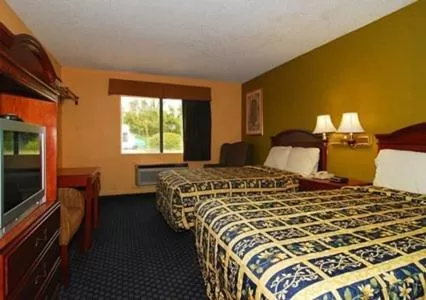 Queen Room with Two Queen Beds - Smoking in Rodeway Inn Vicksburg