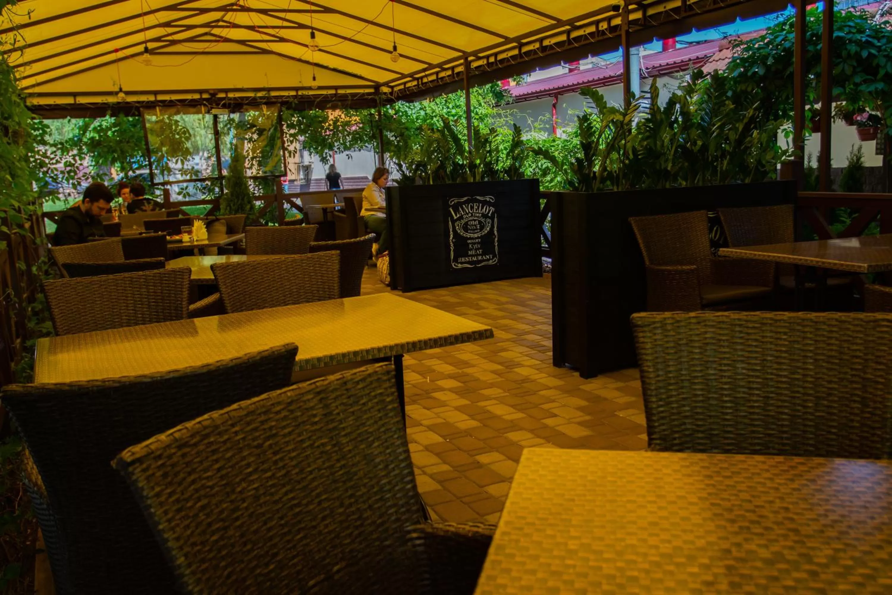 Restaurant/places to eat in Kamelot