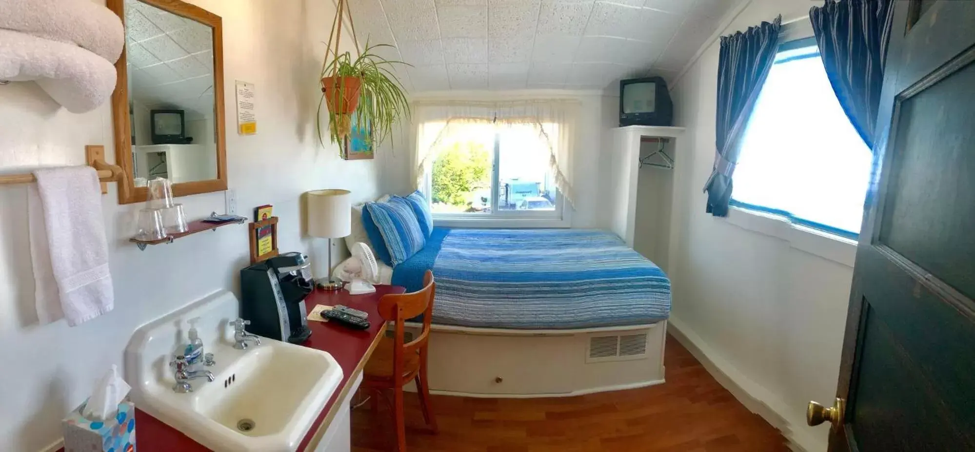 Inn - European Style Room #7 (Shared Bath) 1 double bed (upstairs) in Driftwood Inn Inn - European Style Room #7 (Shared Bath) 1 double bed (upstairs) in Driftwood Inn