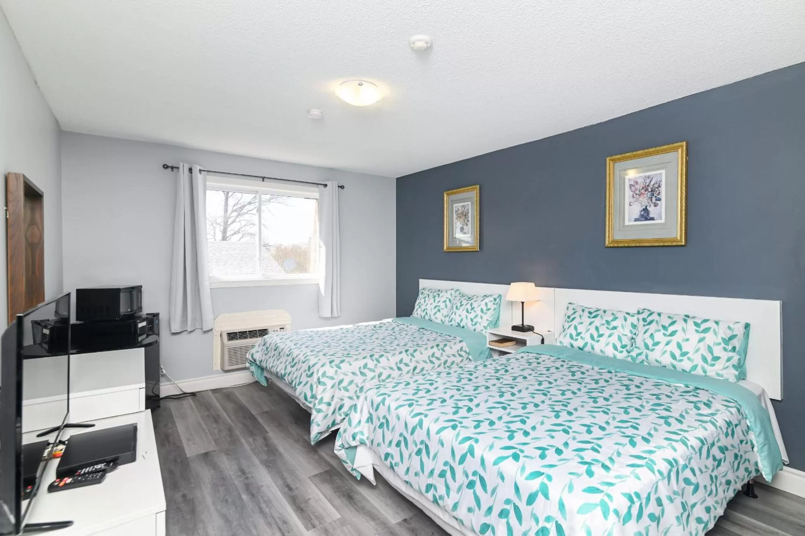 Bedroom, Bed in Lakeside Inn