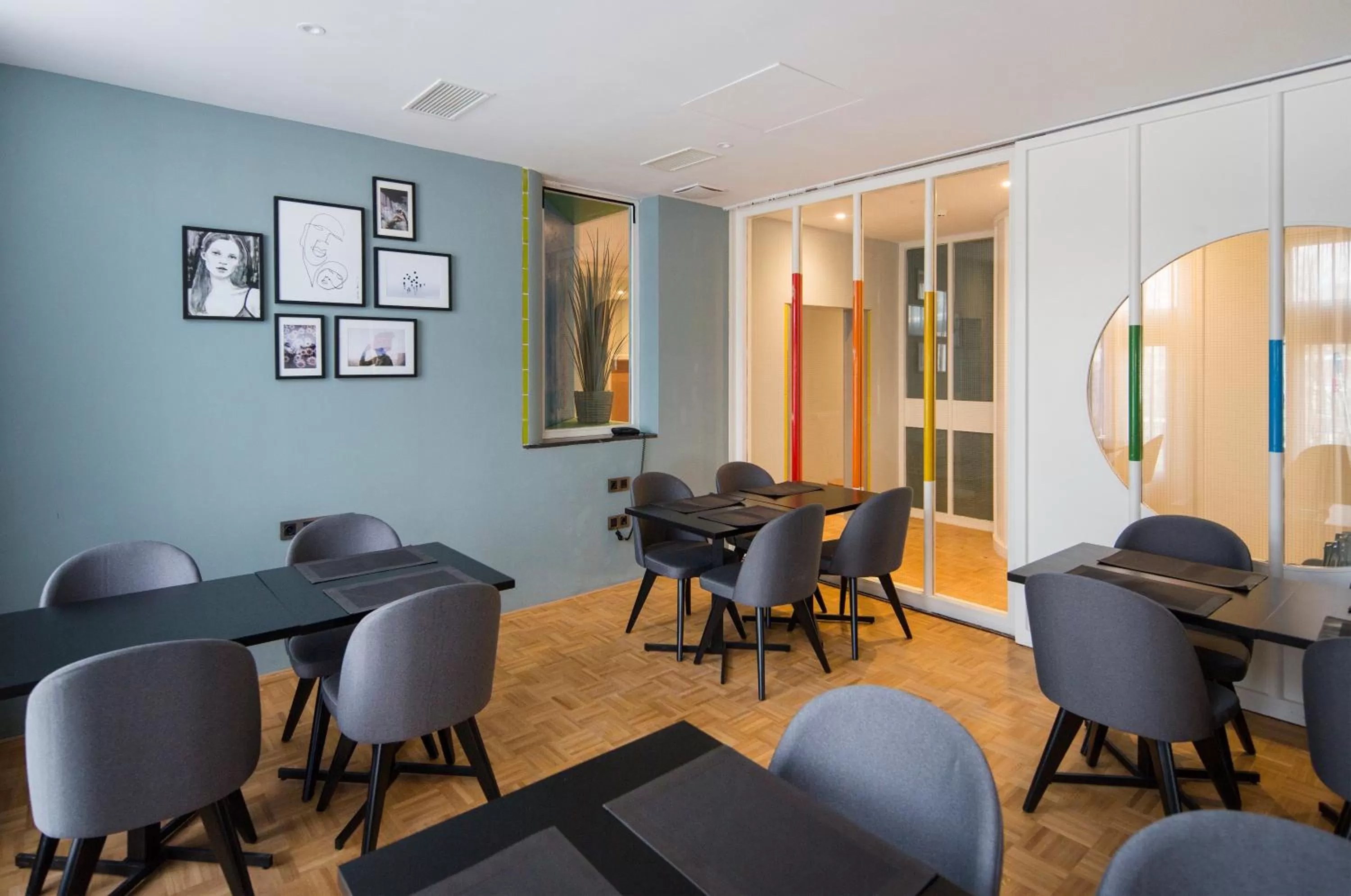 Restaurant/places to eat in Quentin Zoo hotel