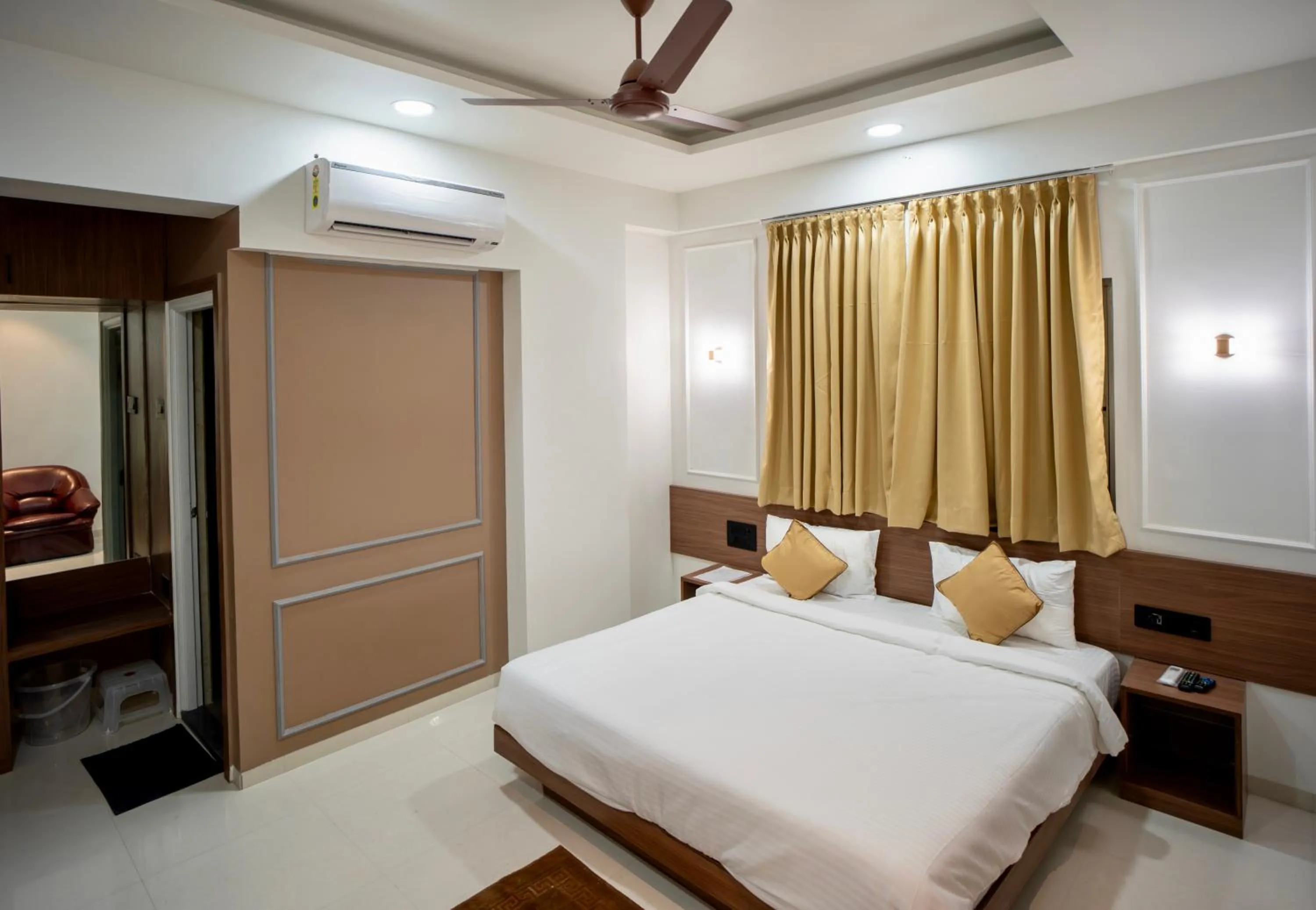 Photo of the whole room, Bed in Hotel Oberon