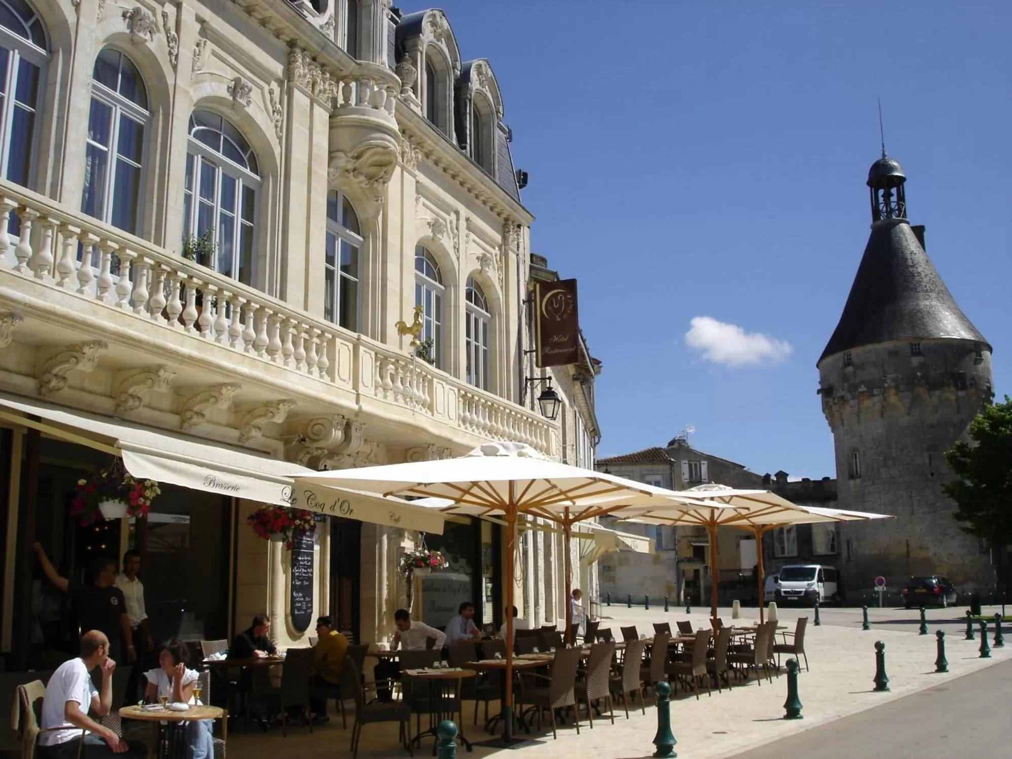 Facade/entrance in Hostellerie du Coq d'Or