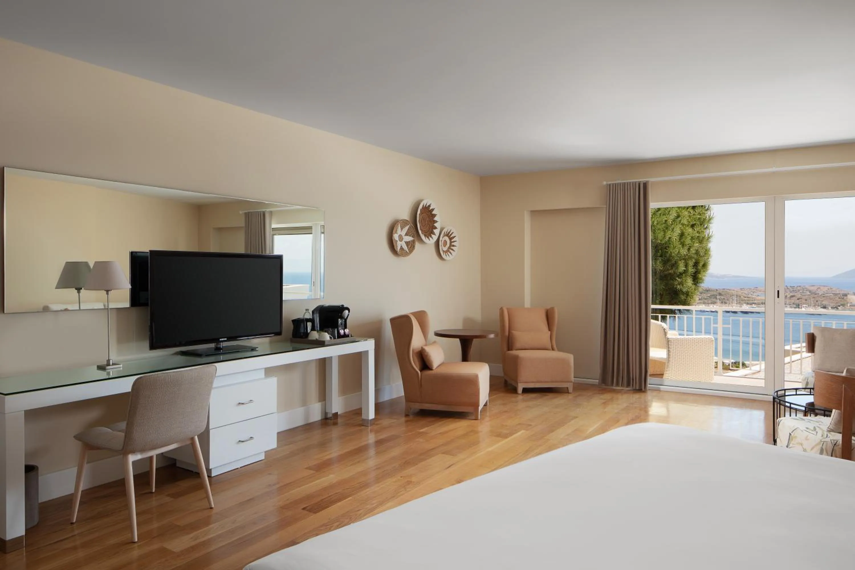 Communal lounge/ TV room, Bed in Doria Hotel Bodrum-City Center