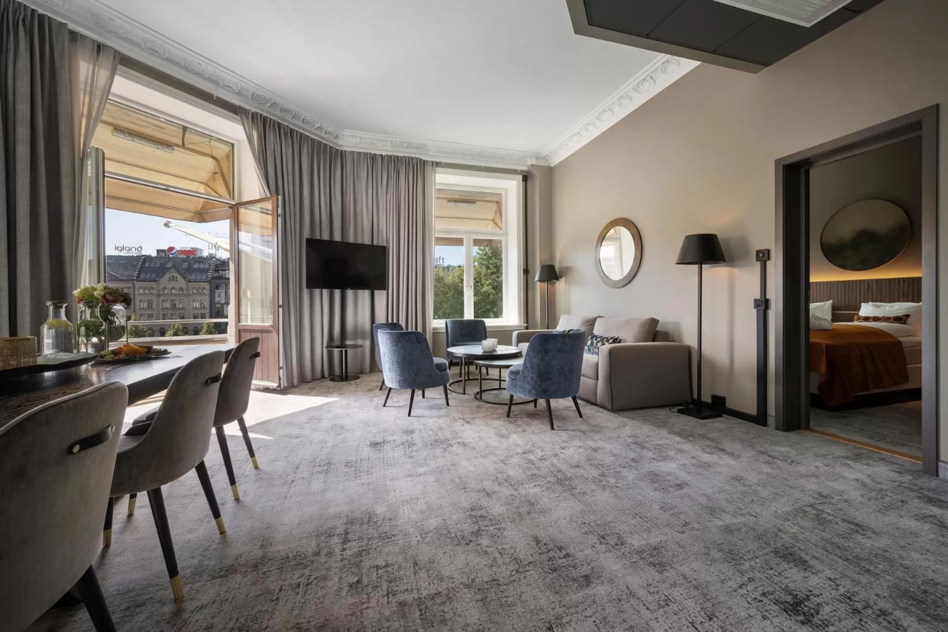 Living room, Bed in Karl Johan Hotel