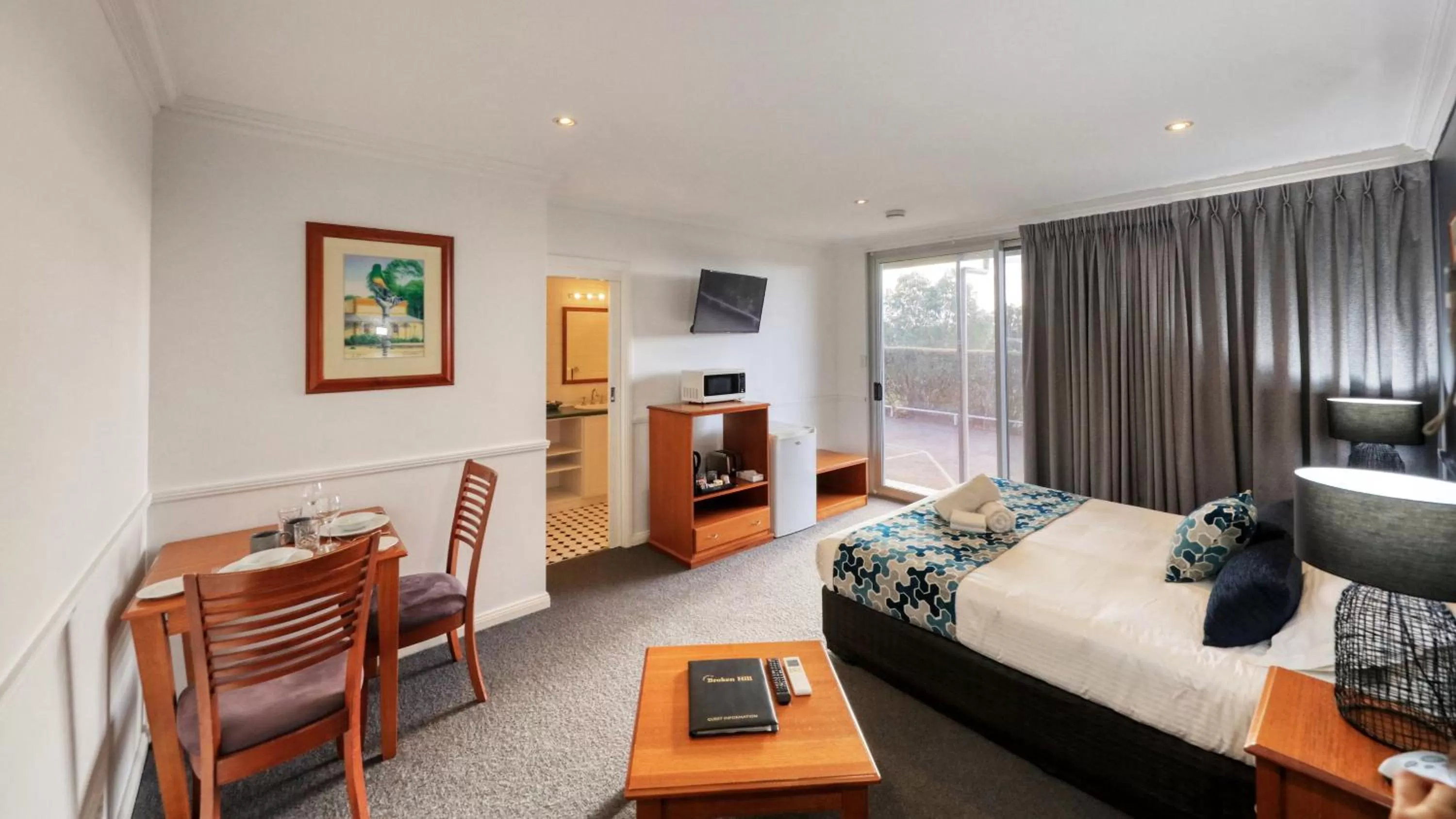 Living room, Bed in Hilltop Motel