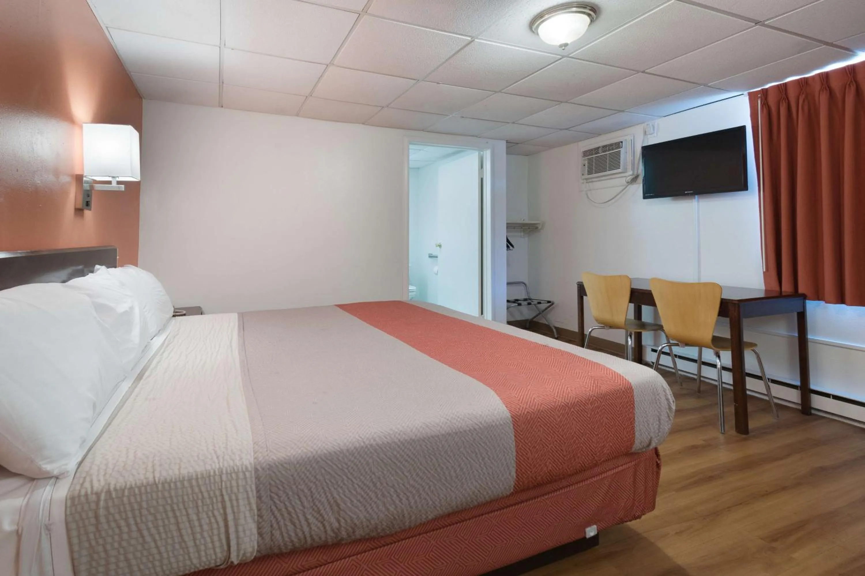 Photo of the whole room, Bed in Motel 6-Frackville, PA