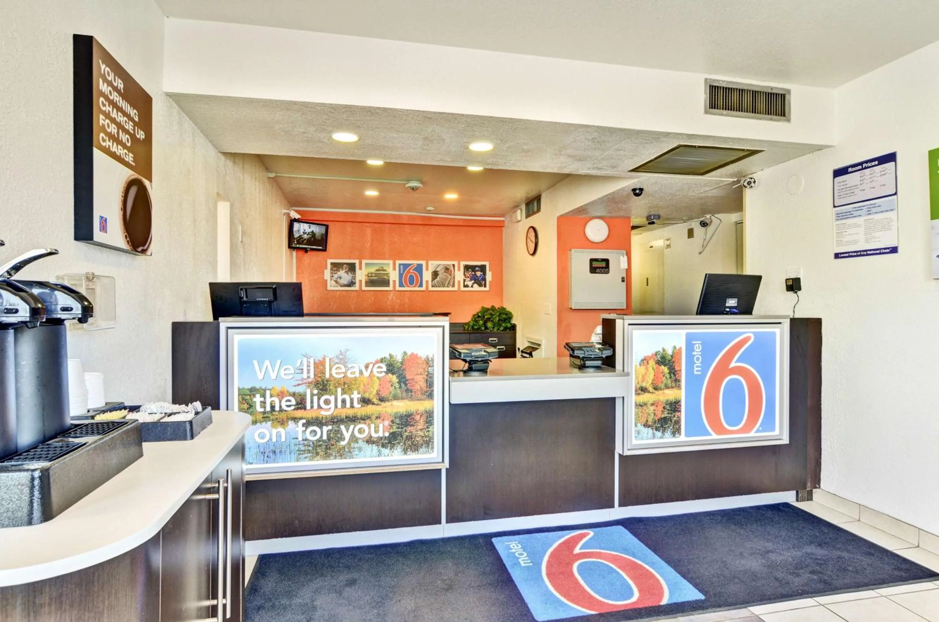 Lobby or reception in Motel 6-Pittsburgh, PA - Crafton