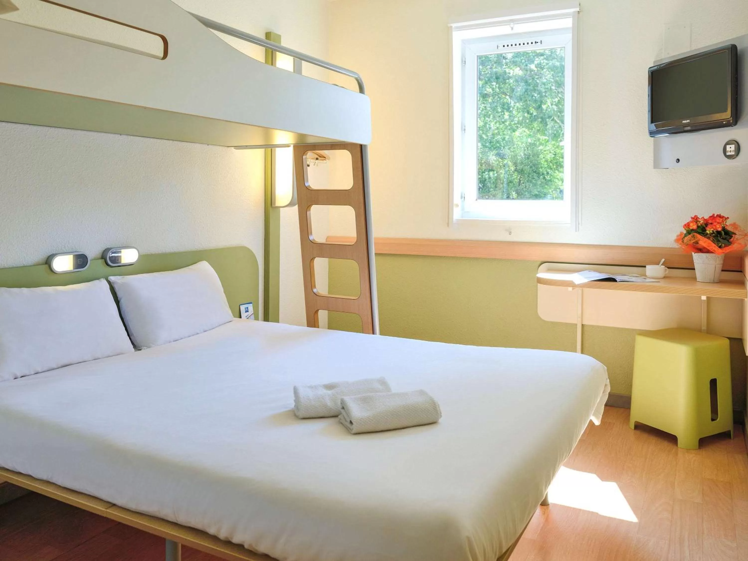 Photo of the whole room, Bed in Ibis Budget Avignon Nord