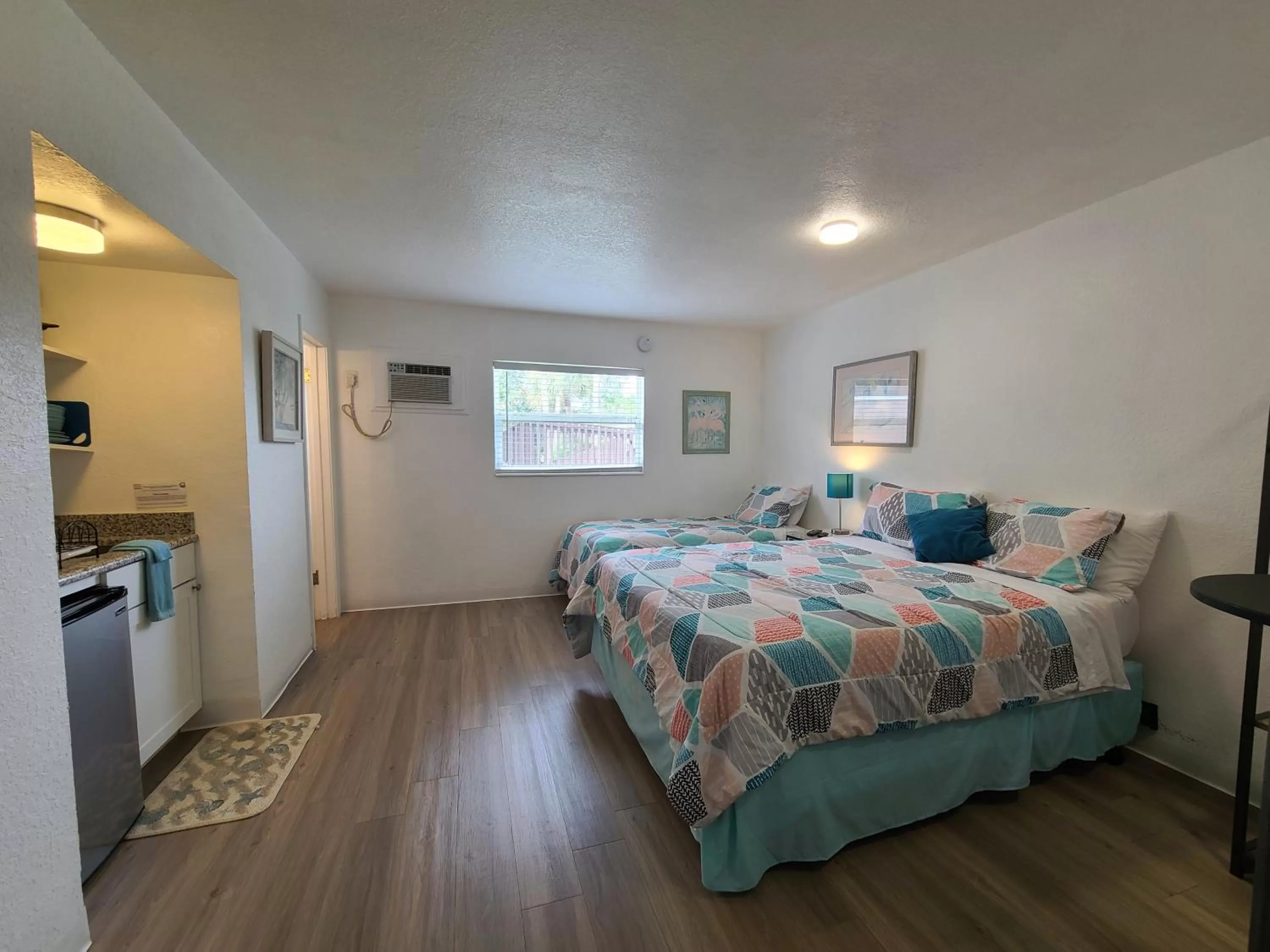 Bed in Sun Island Motel