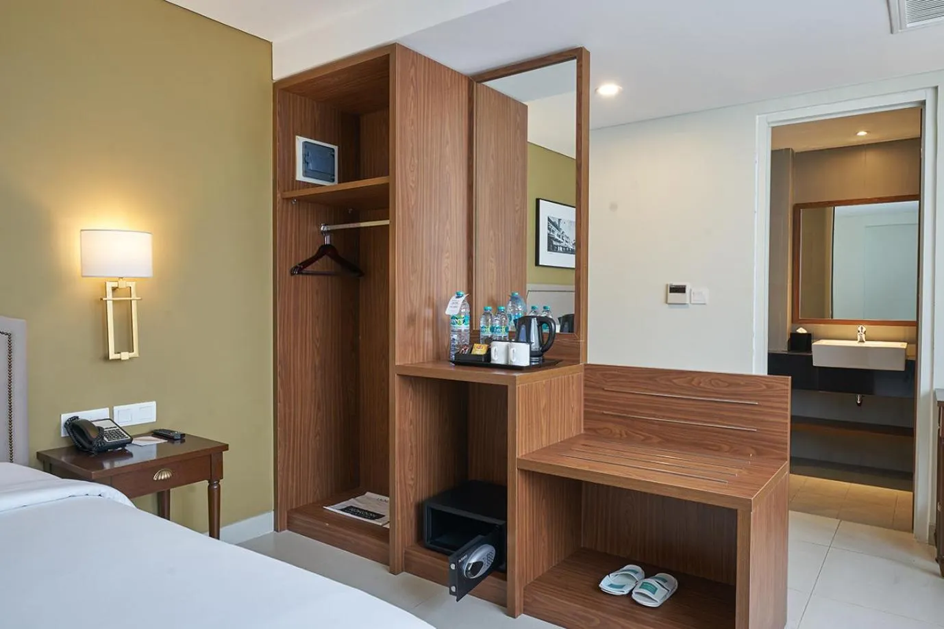 Coffee/tea facilities, Bed in Kokoon Hotel Surabaya