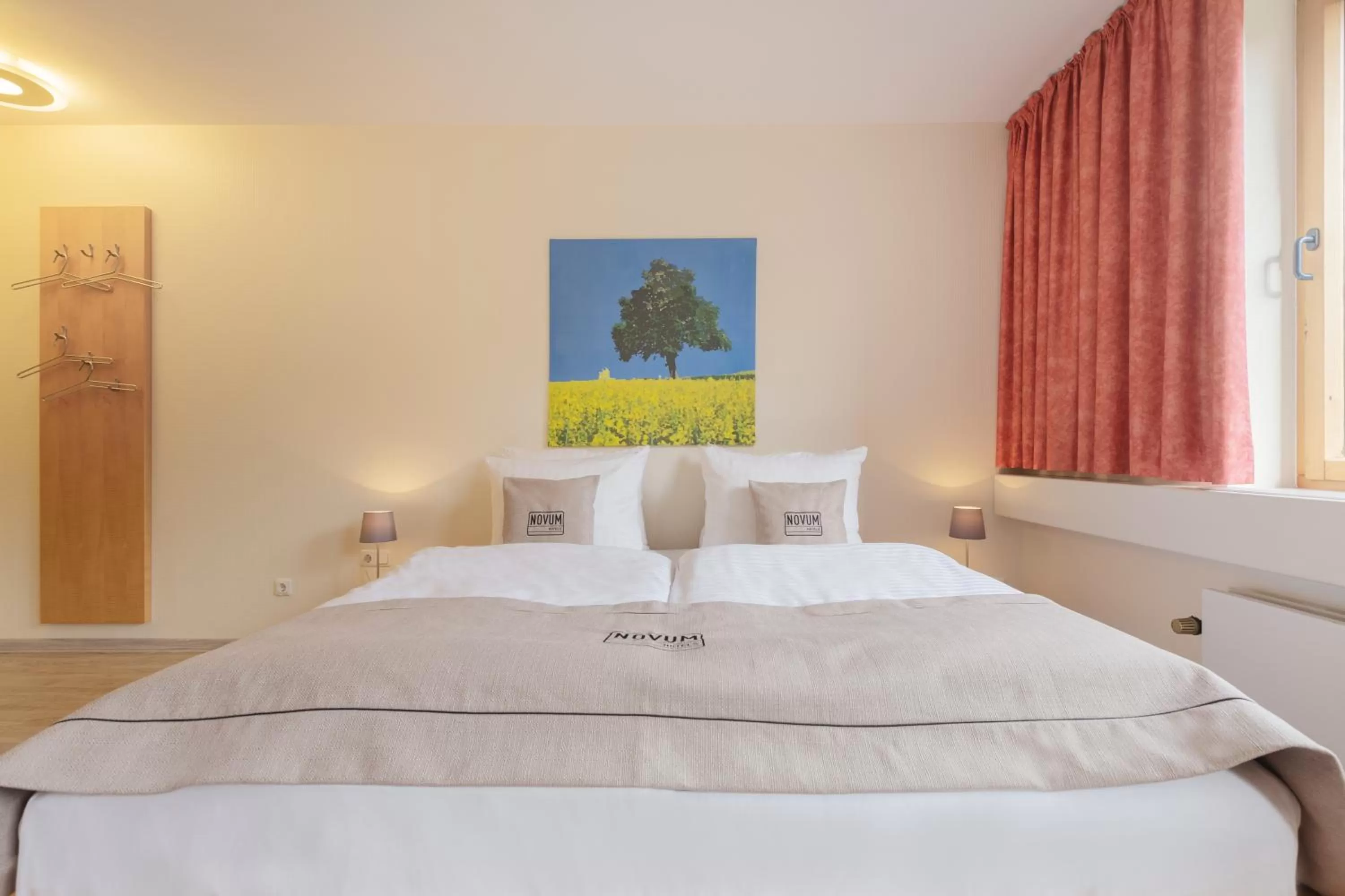 Photo of the whole room, Bed in Novum Akademiehotel Kiel