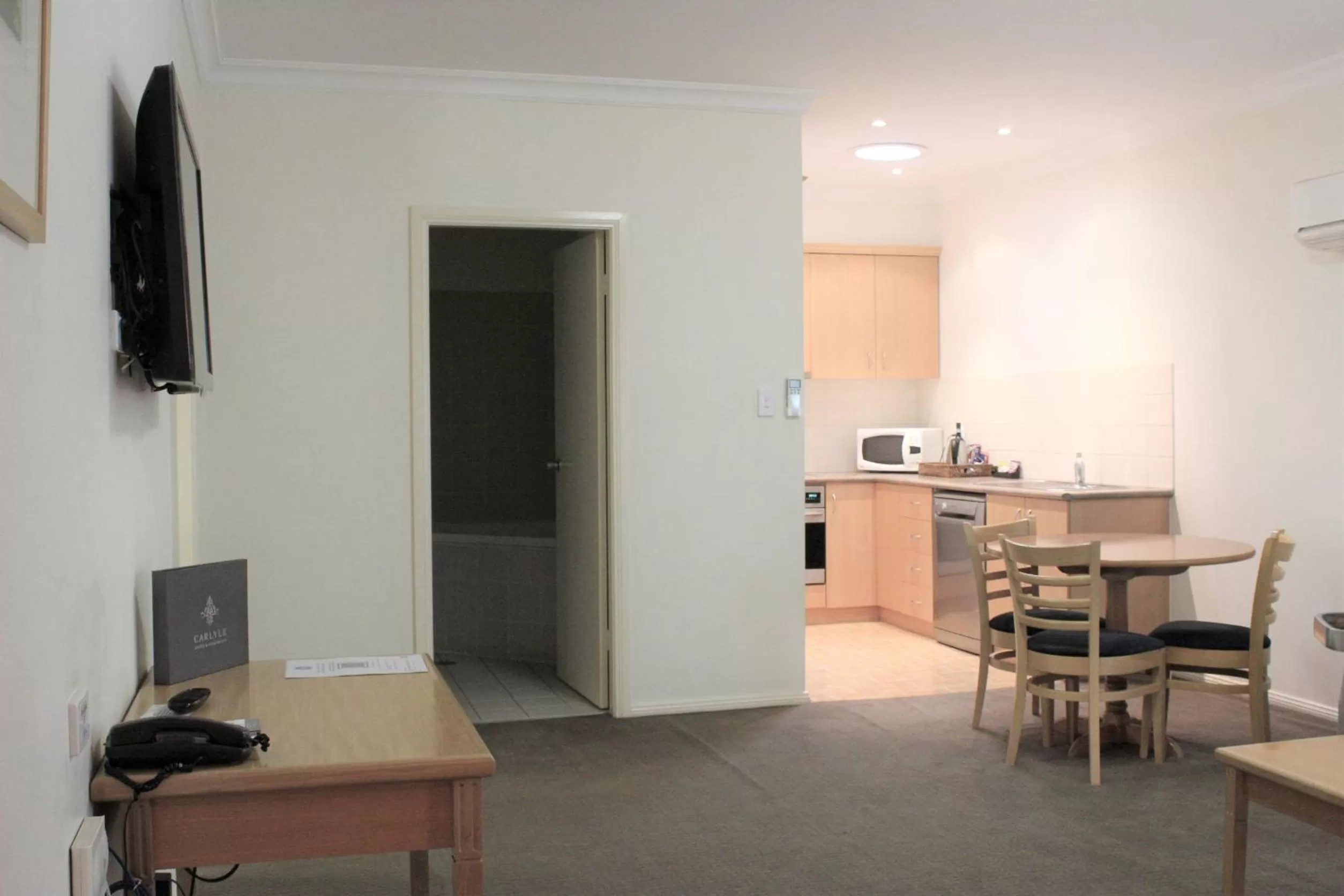 TV and multimedia in Carlyle Suites & Apartments