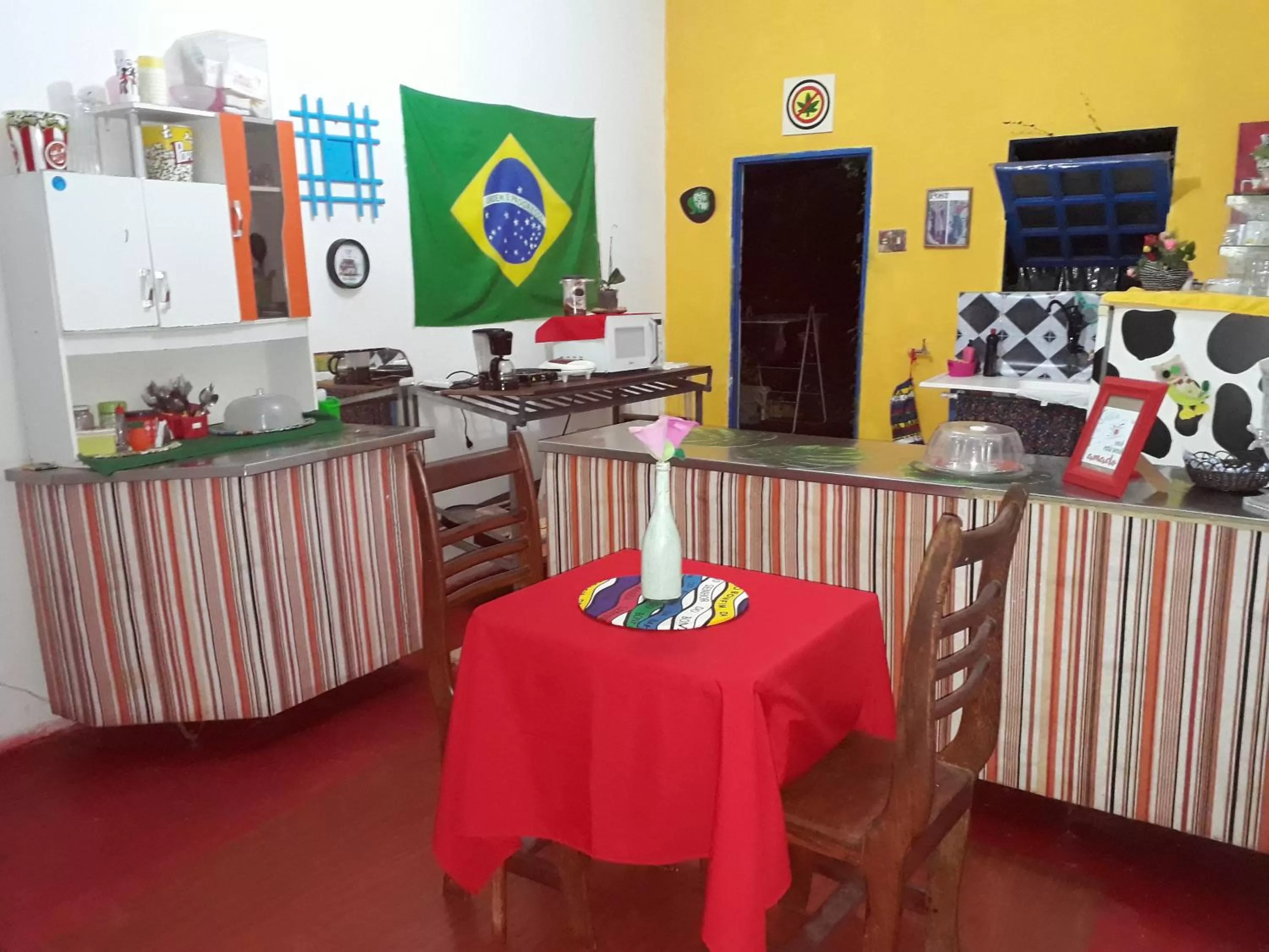 Dining area in Perto Do Aeroporto De Salvador - Dona Pitanga Hostel