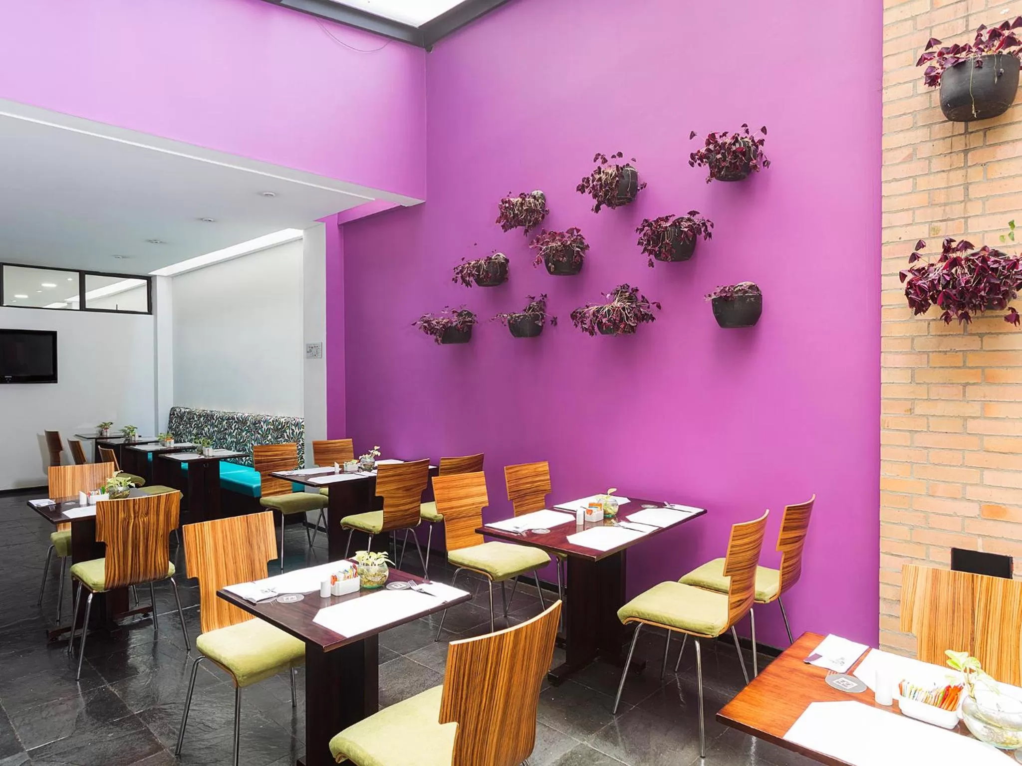 Restaurant/places to eat in Hotel bh Parque 93