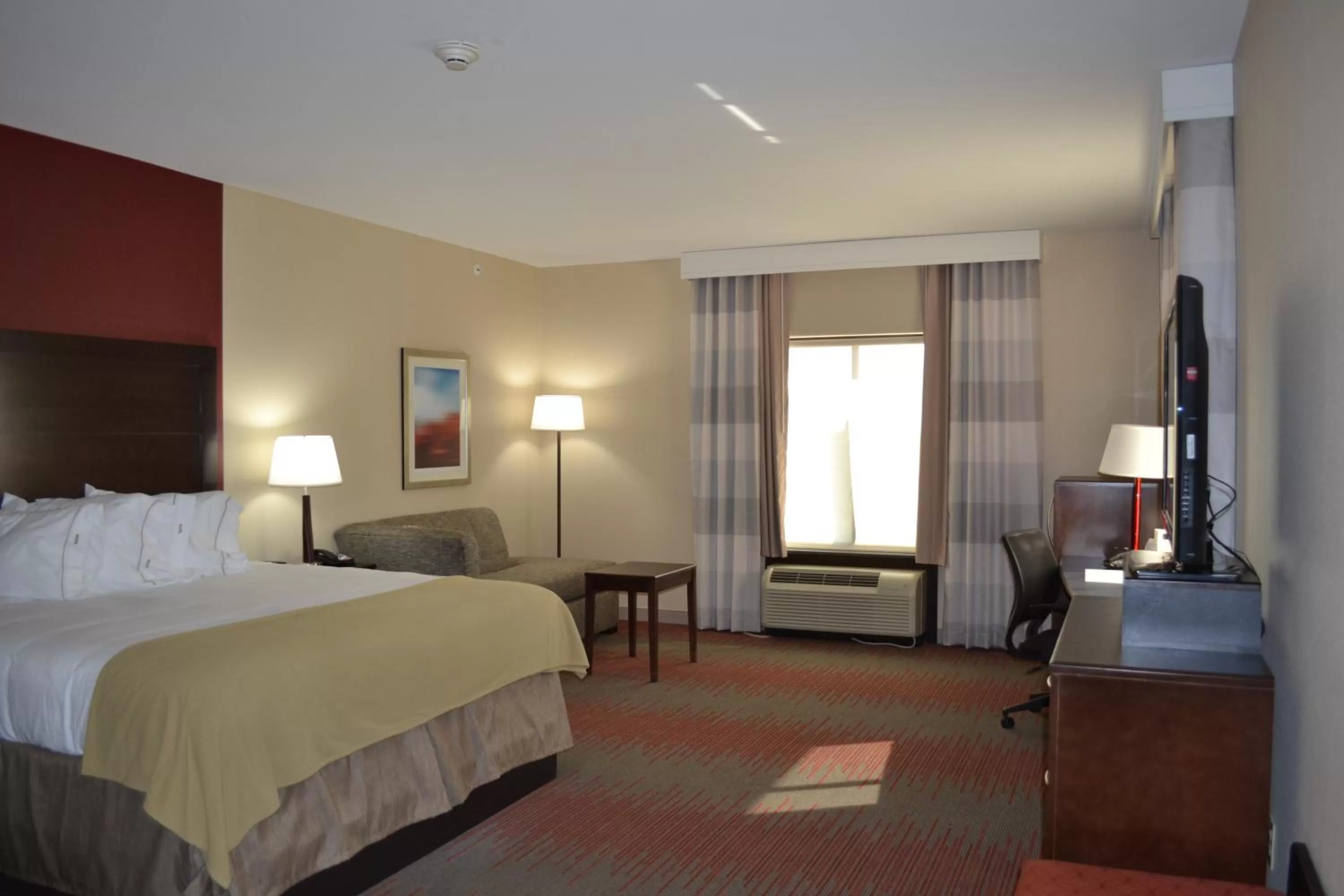Bed in Holiday Inn Express Hotel and Suites Duncan by IHG