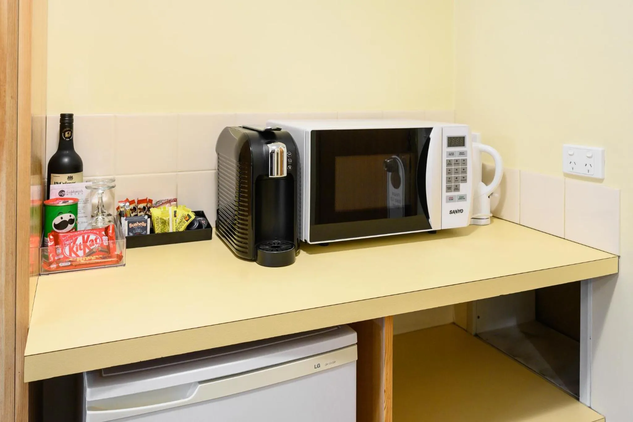 Coffee/tea facilities in AAt 28 Goldsmith Motel