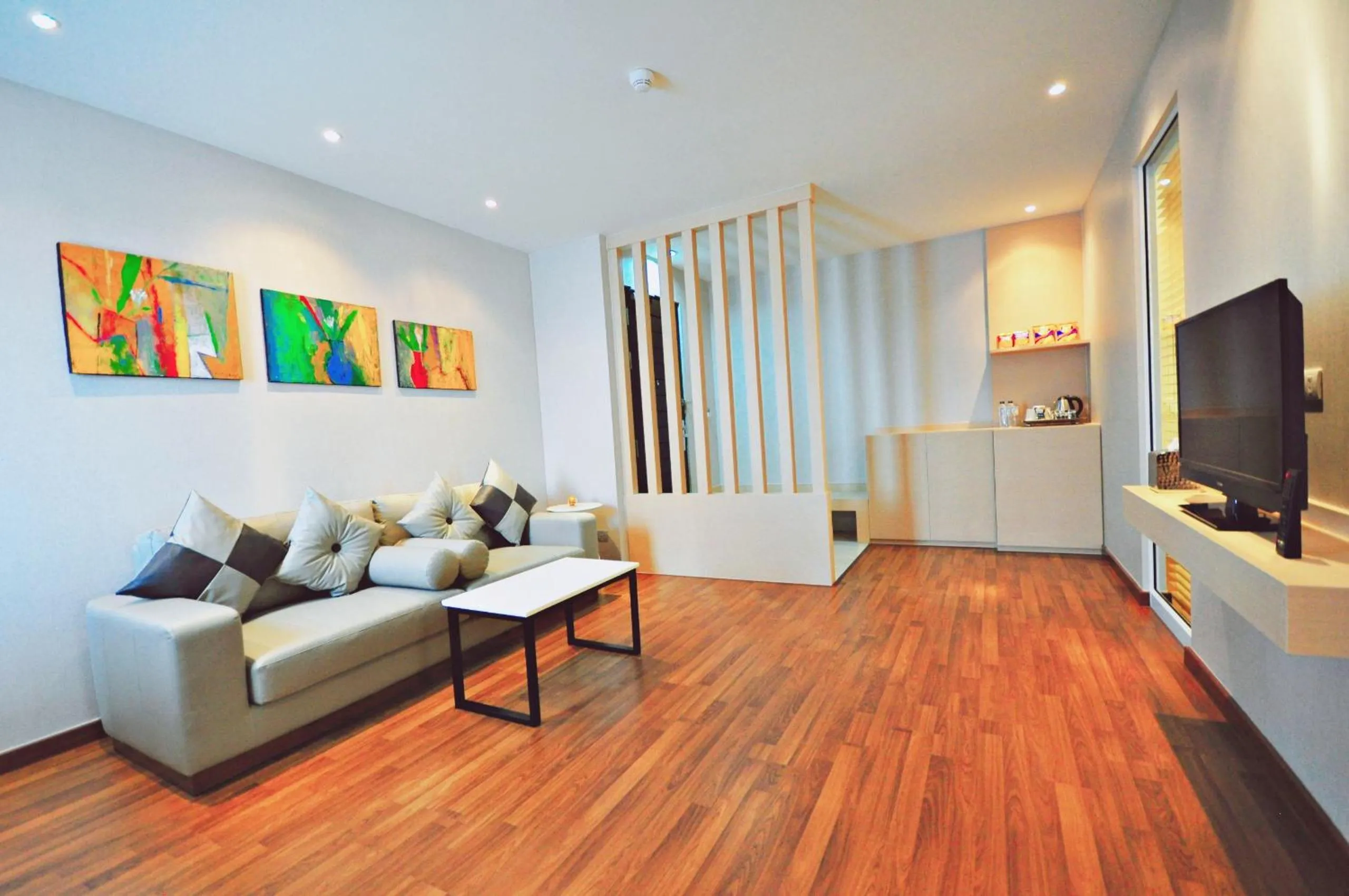 TV and multimedia in Parinda Hotel