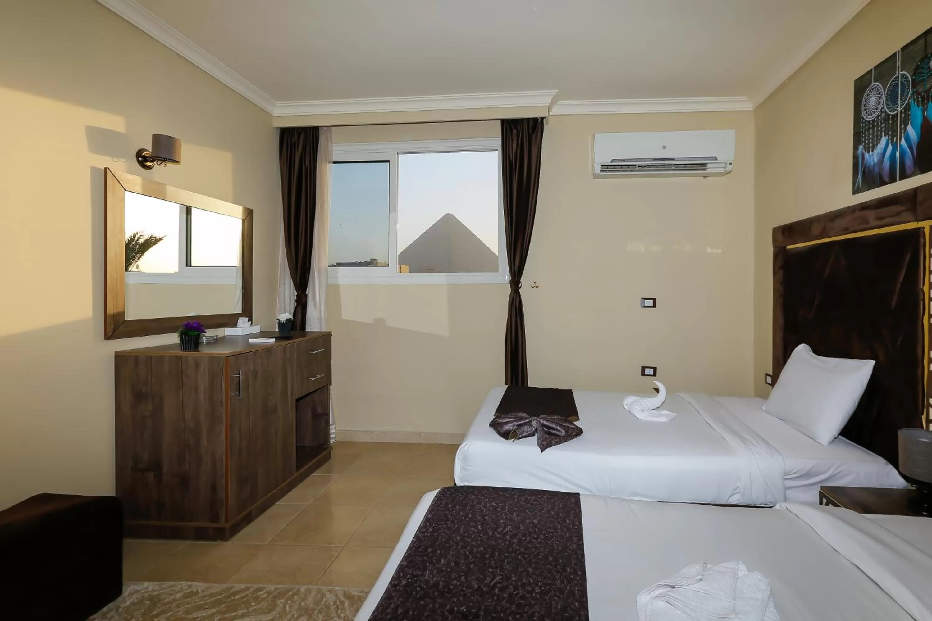 Bedroom, Bed in King Cheops Inn - Pyramid View