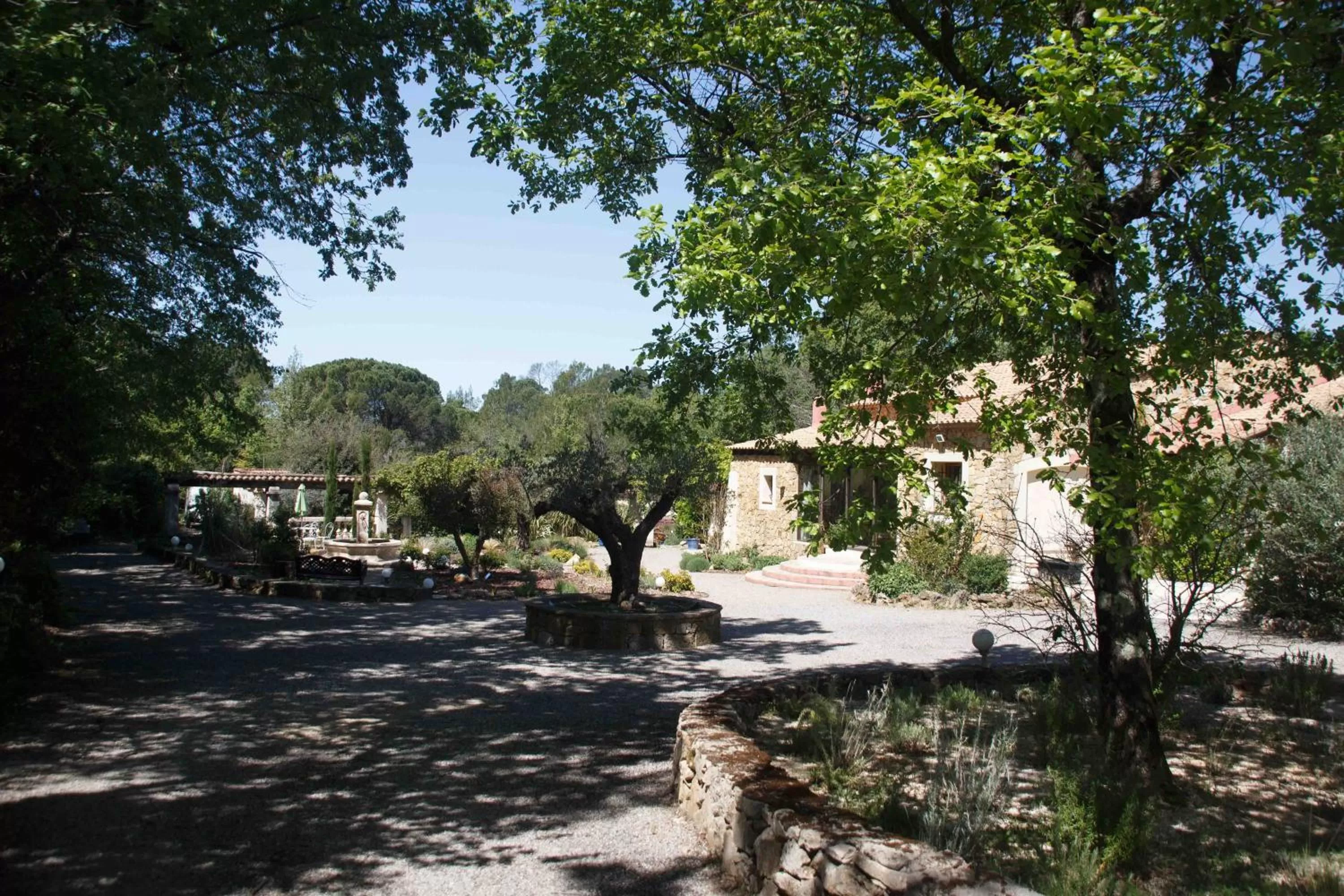 Facade/entrance in Les Secrets du Défends