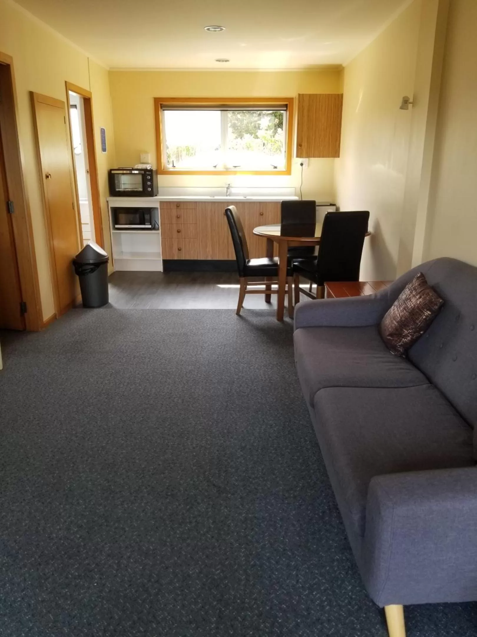 Living room in Alpine View Motel