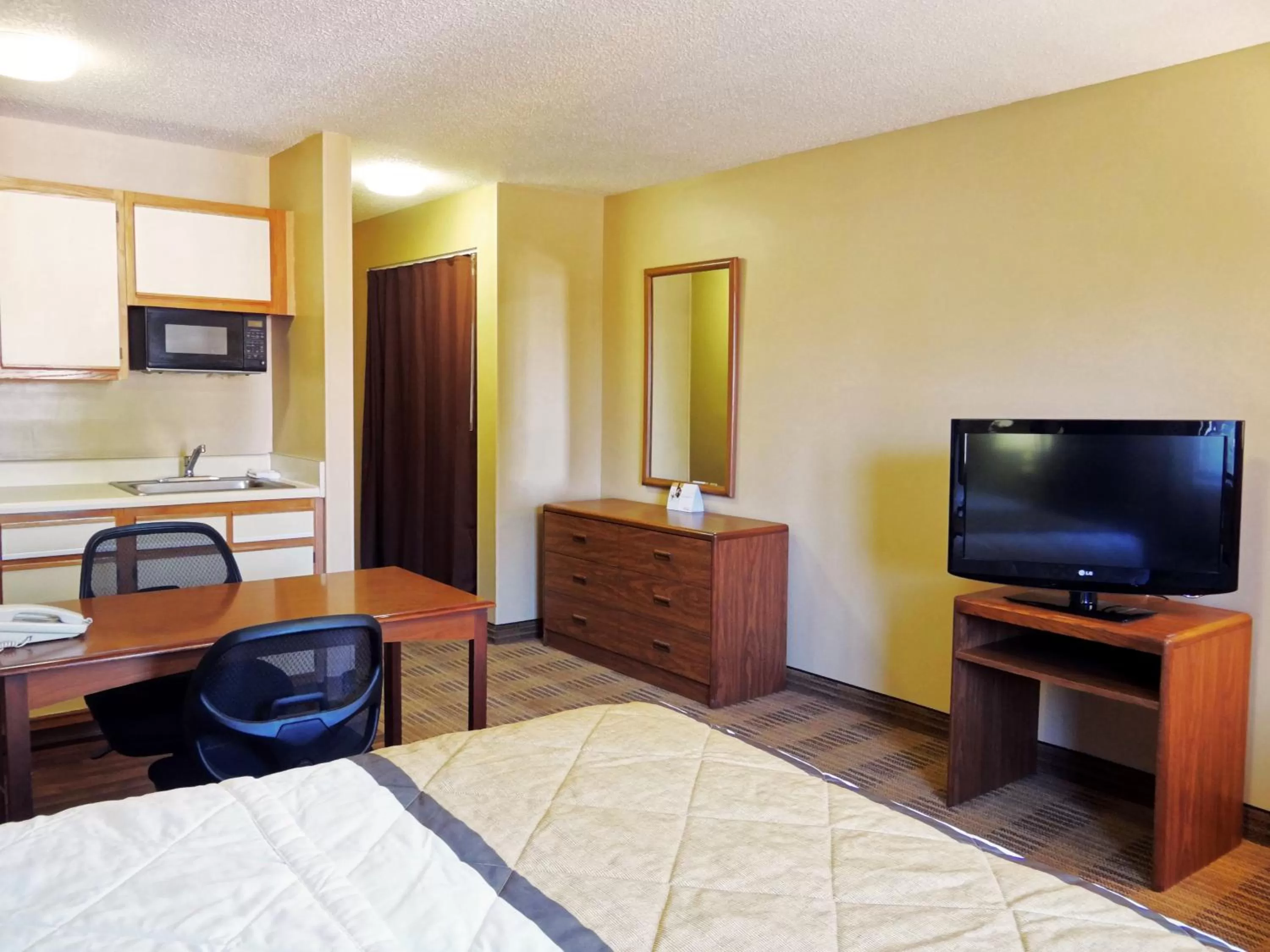 TV and multimedia, Bed in HomeStay Suites