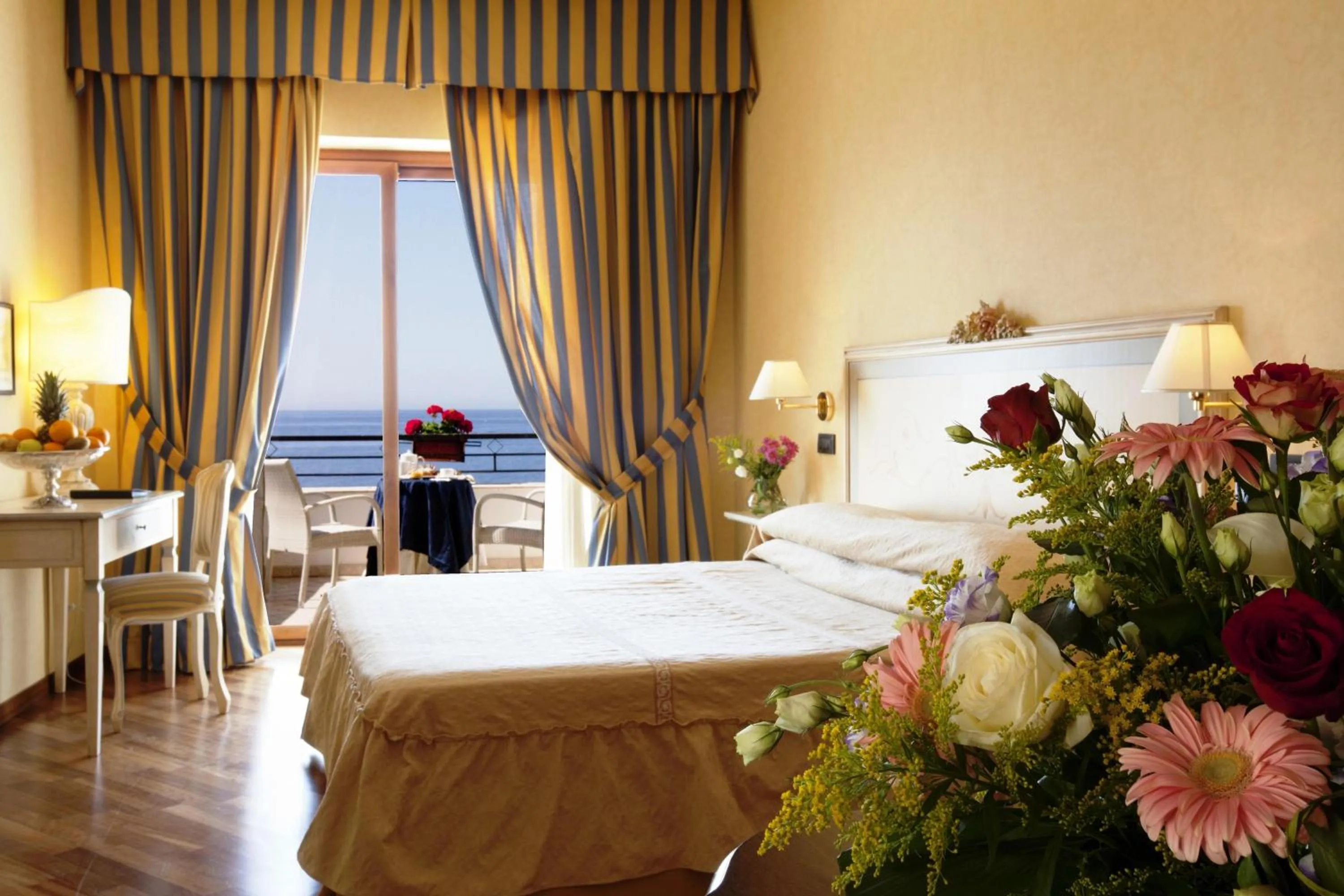 Photo of the whole room, Bed in Punta Campanella Resort & Spa