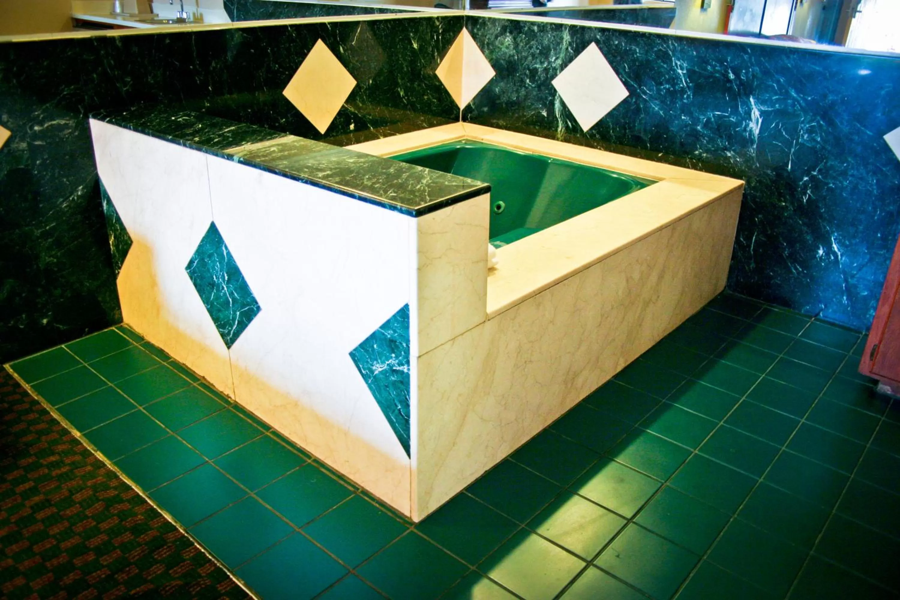 King Suite with Spa Bath - Smoking in La Mirage Inn LAX Airport