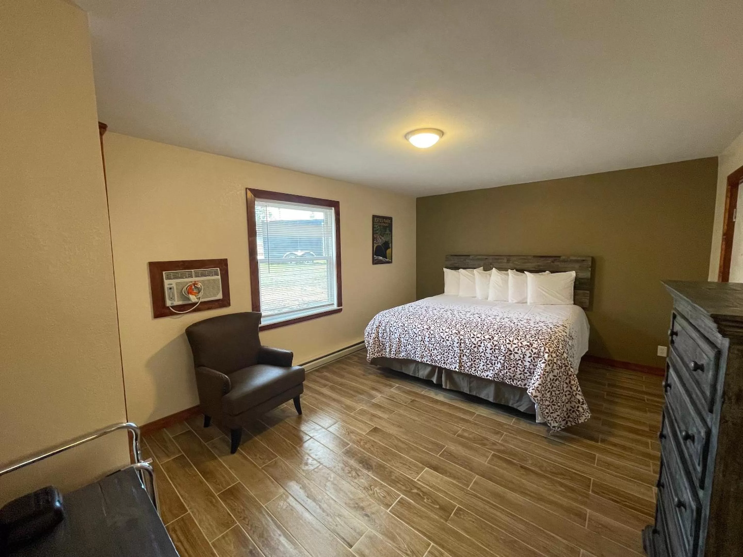 Bed in Estes Mountain Inn