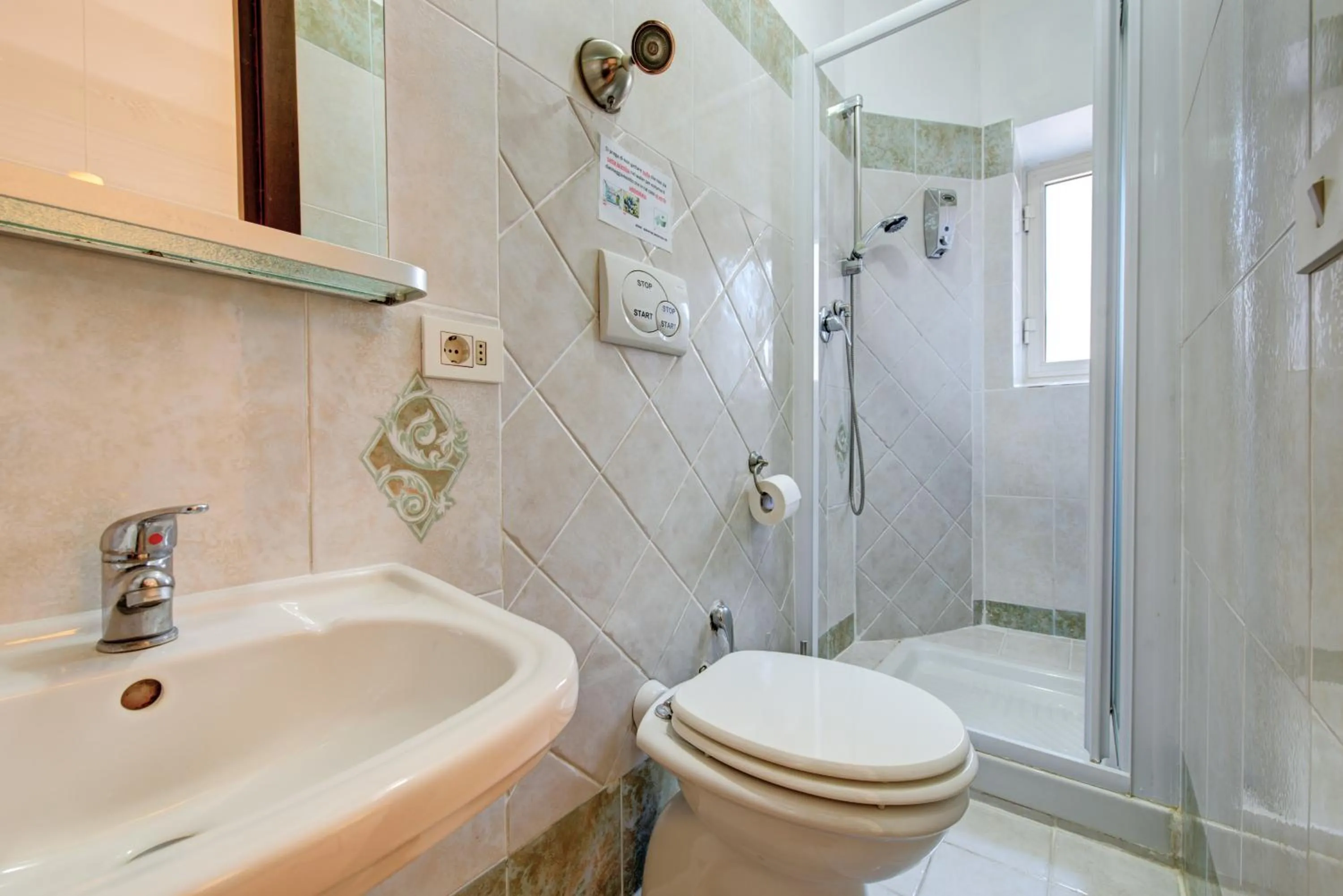 Shower in In the Center Guesthouse