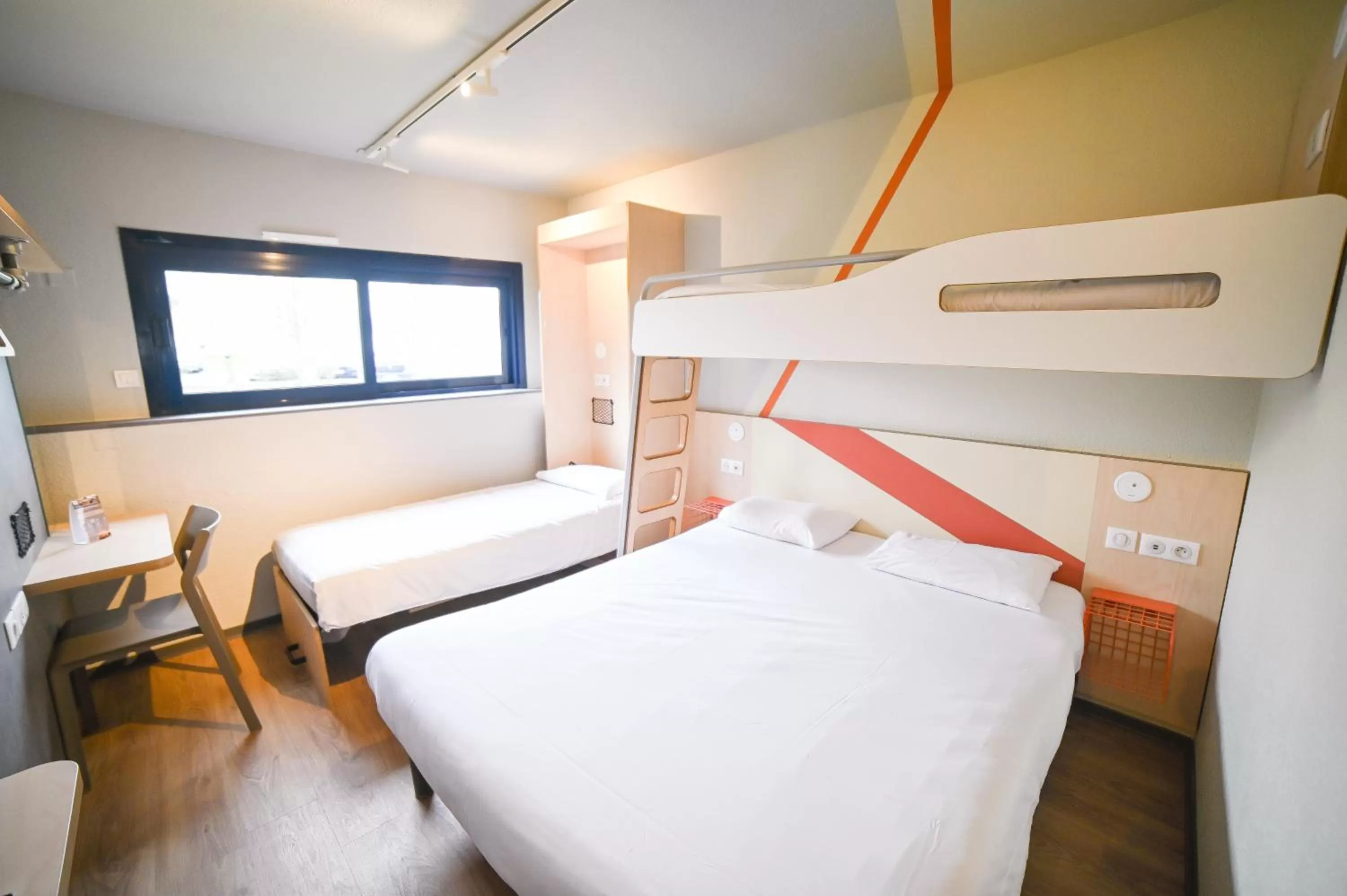 Bedroom in ibis budget Site du Futuroscope