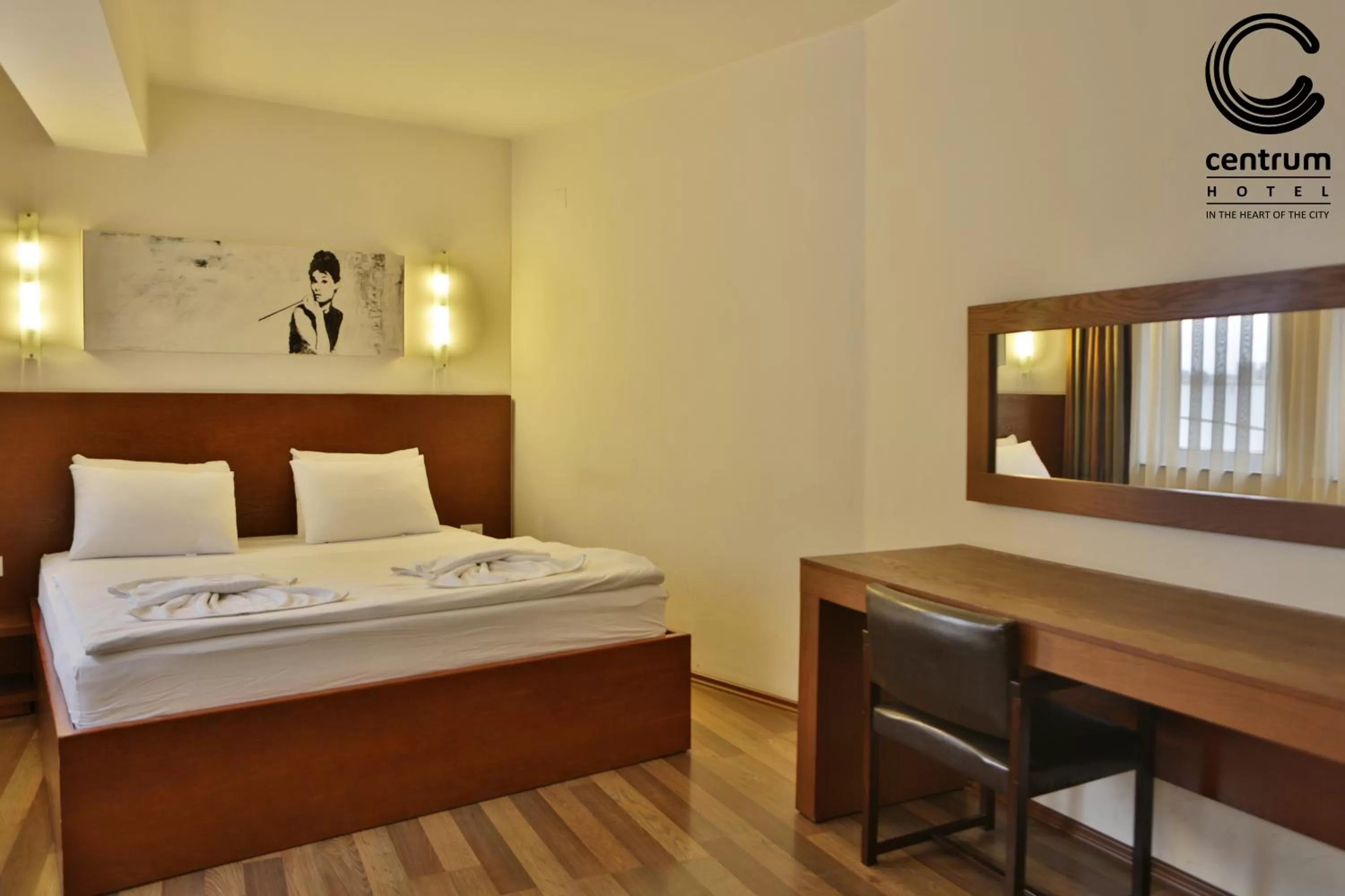 Shower, Bed in Hotel Centrum Prizren