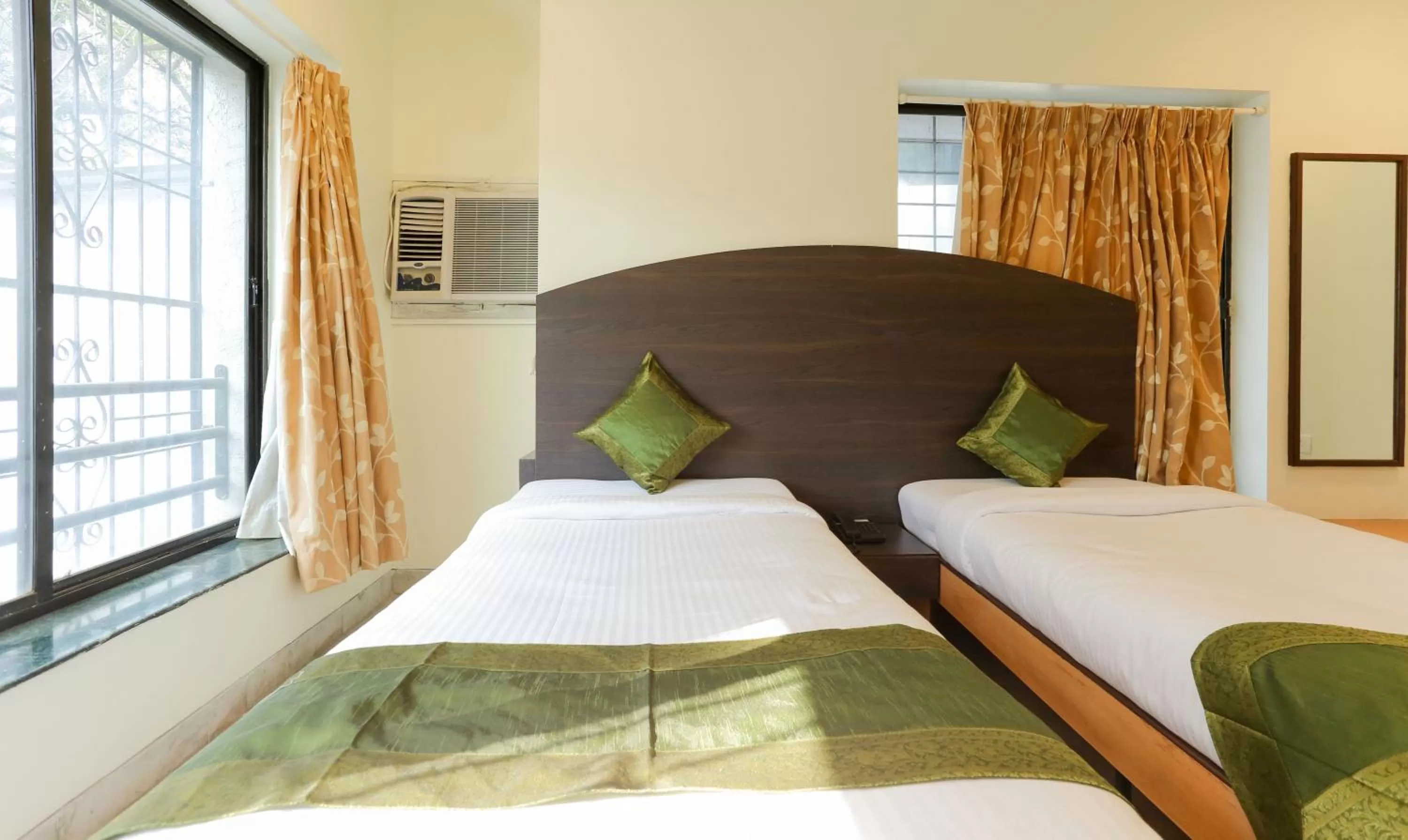 Photo of the whole room, Bed in Itsy Hotels Hill View Ex