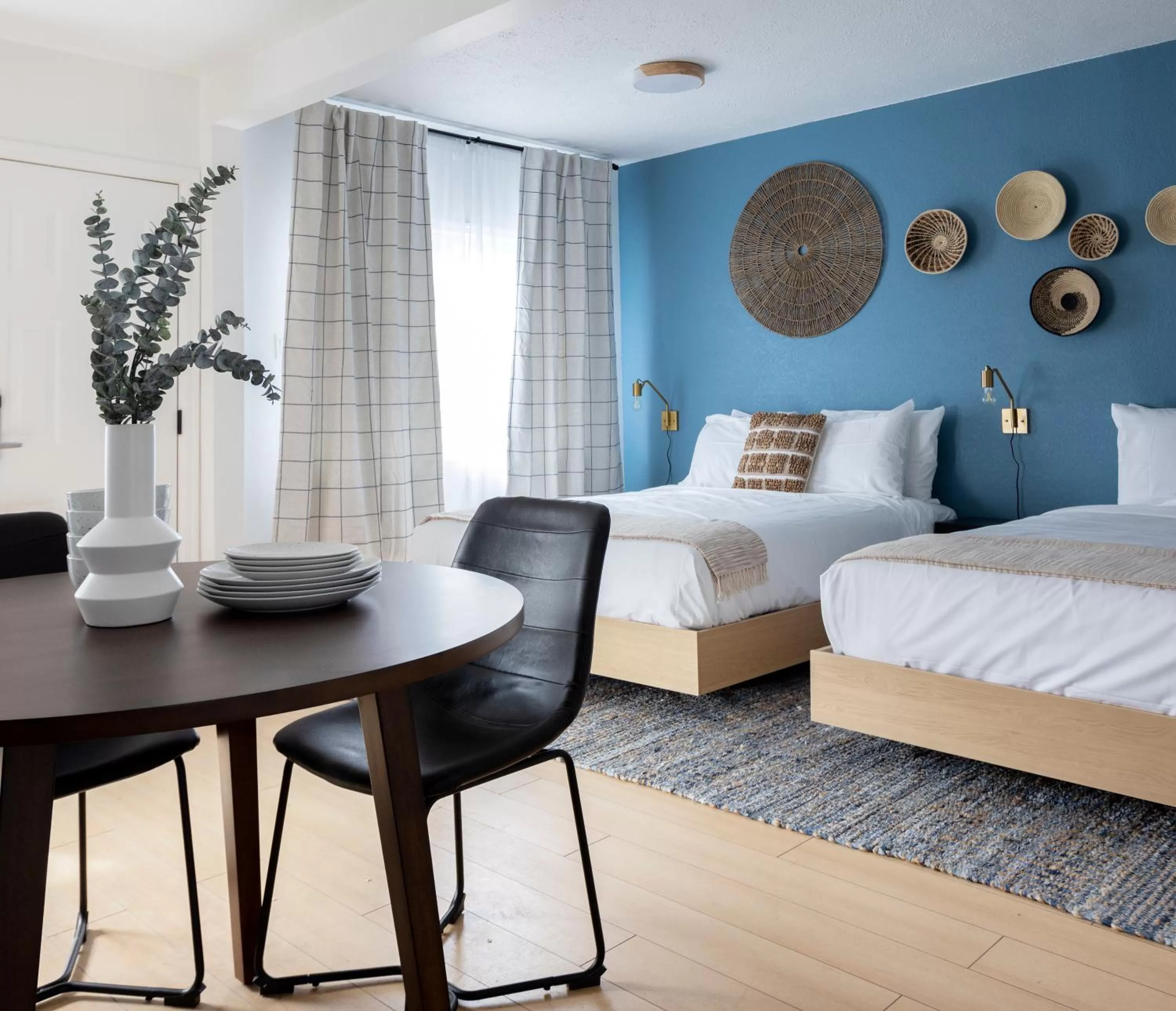 Seating area, Bed in Kettle Valley Beach Resort