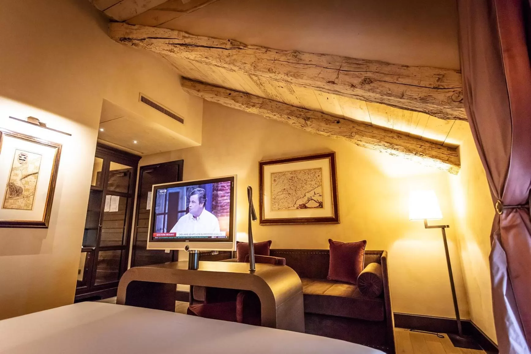 TV and multimedia, Bed in Palazzo Righini