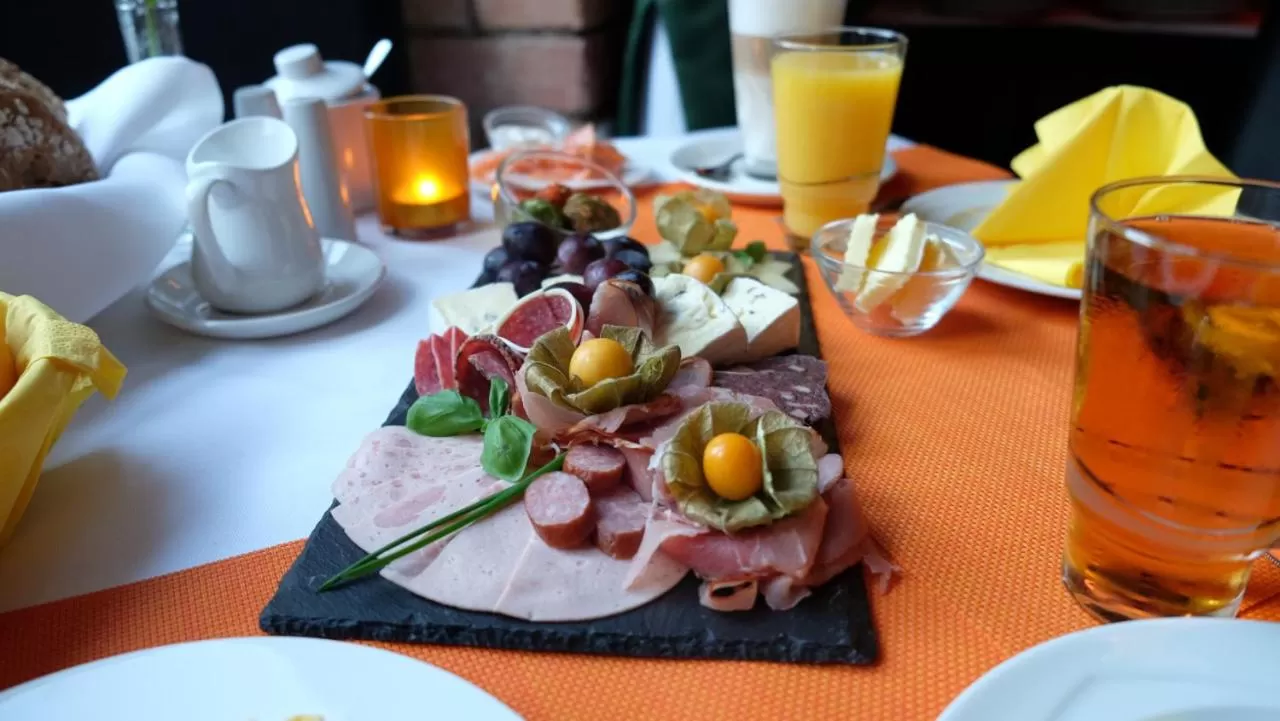 Restaurant/places to eat in Backstage Hotel