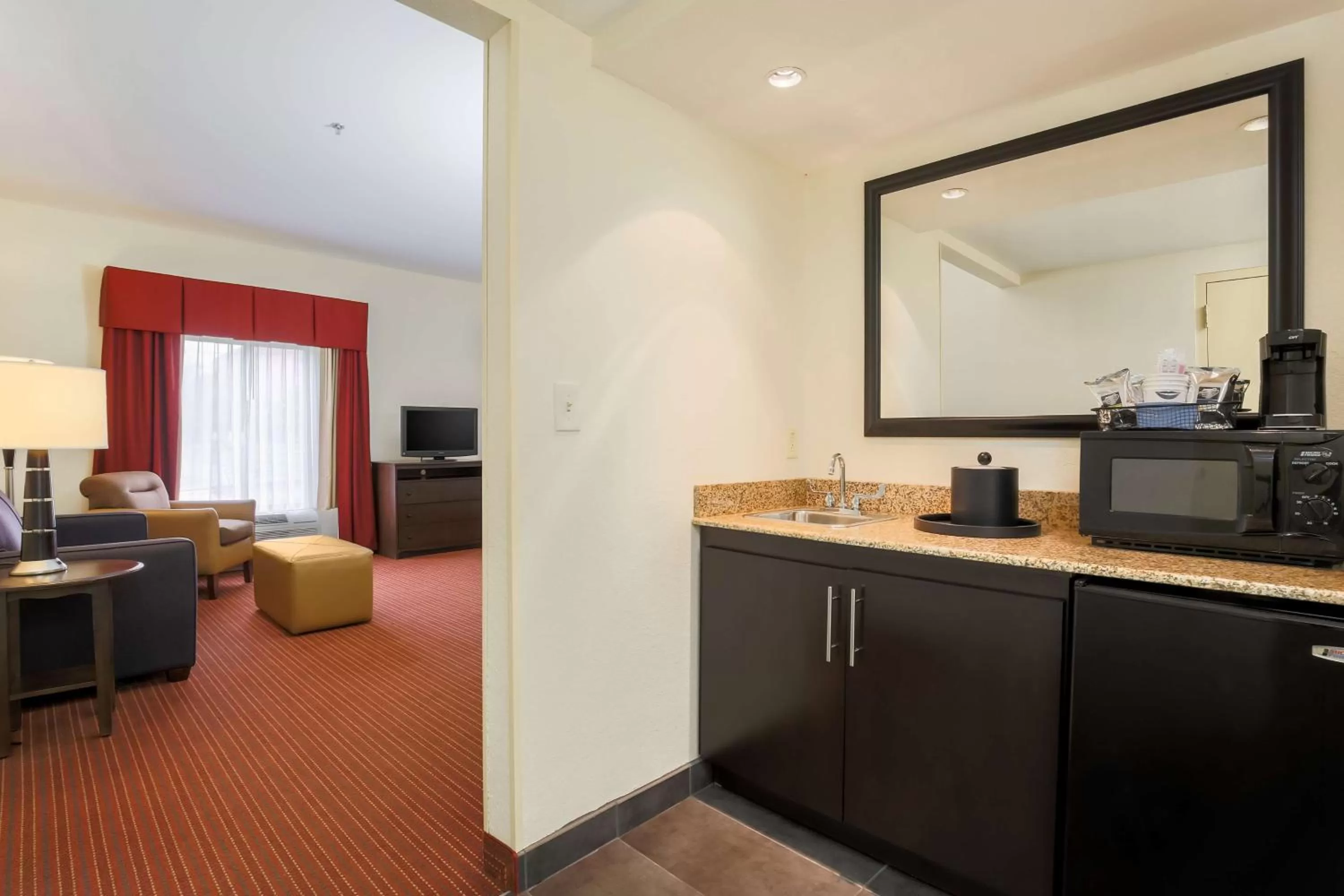 Kitchen or kitchenette in Hampton Inn Champaign/Urbana