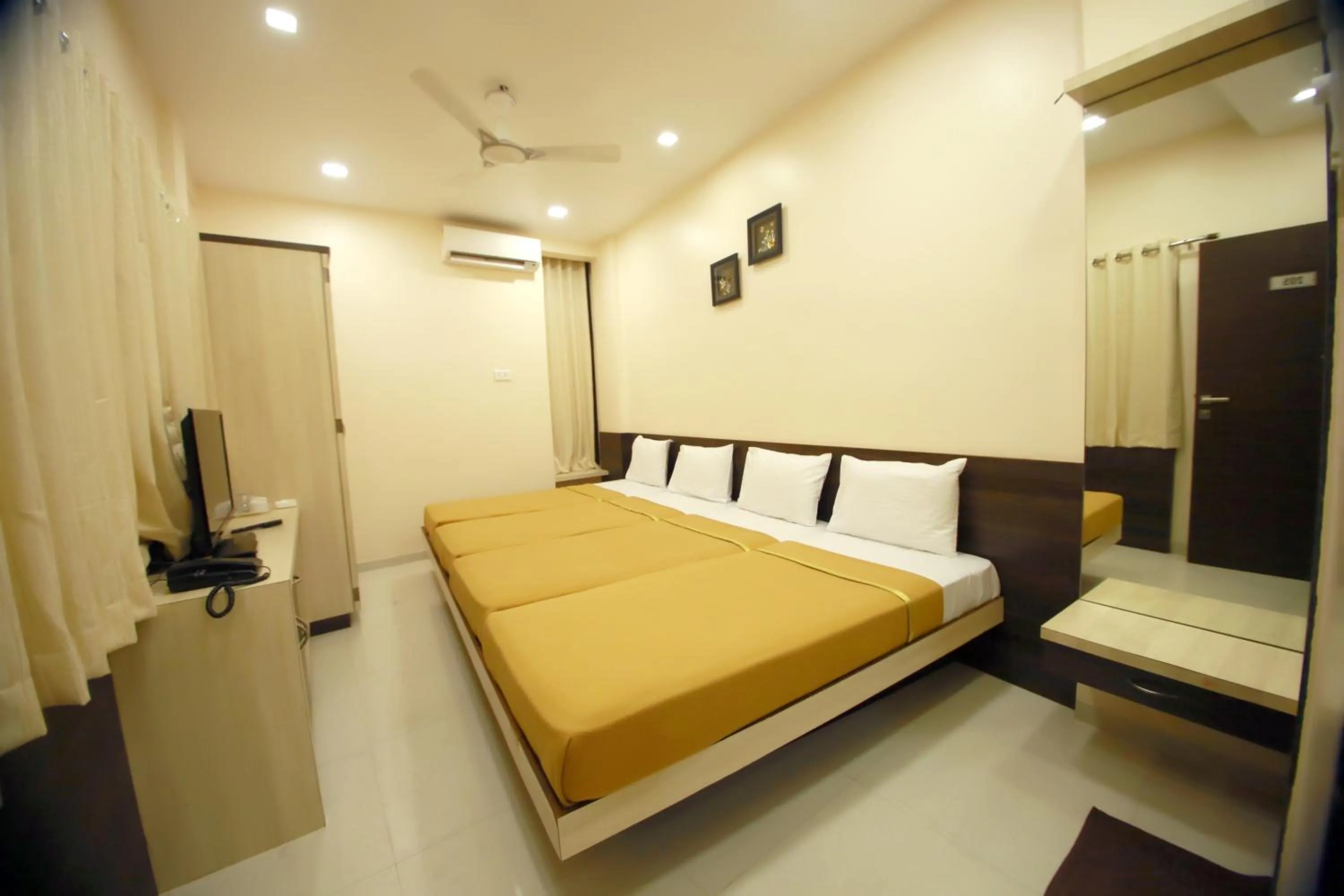 Bedroom, Bed in Hotel Madhuri Executive