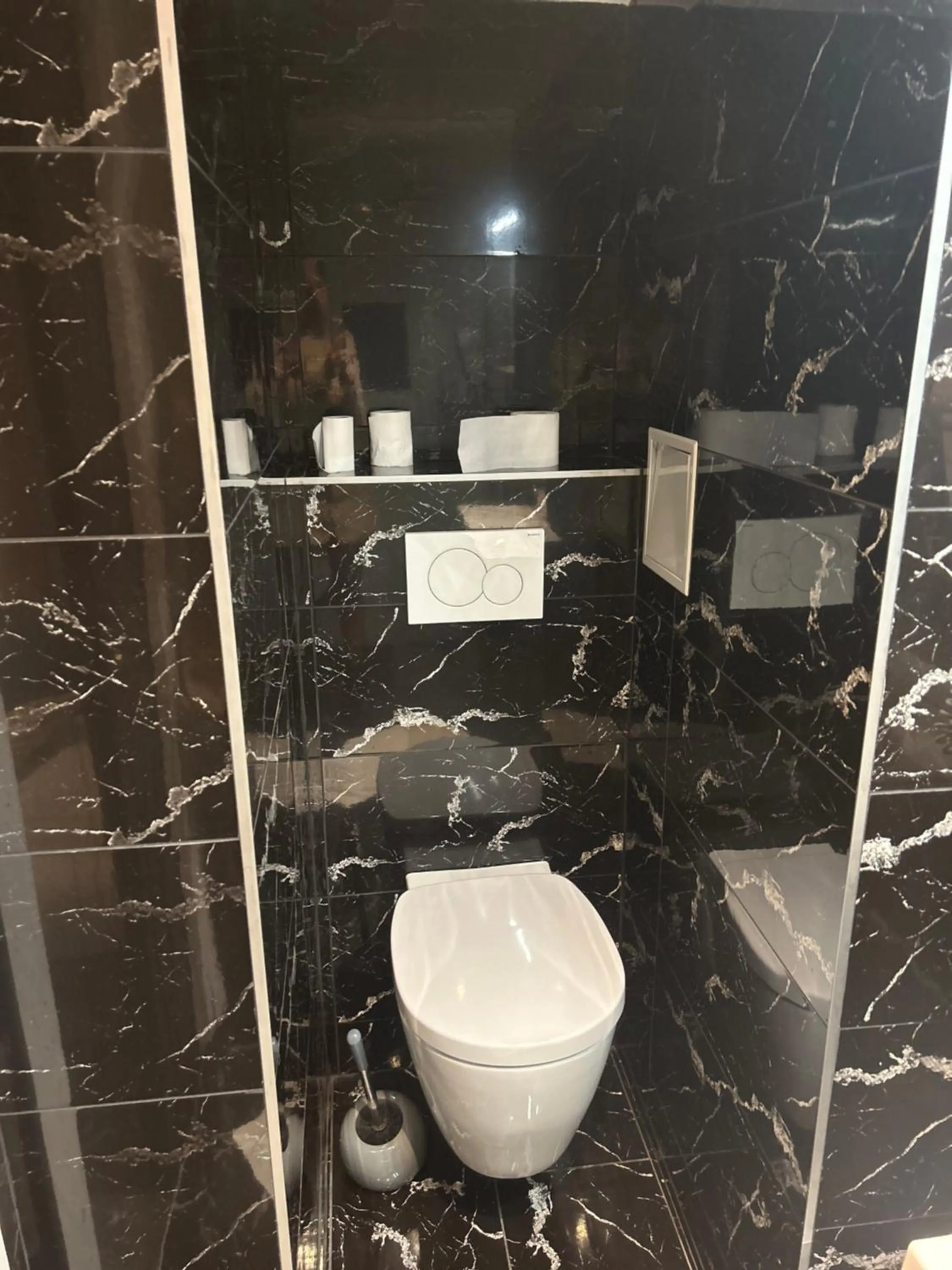 Toilet in Hôtel Restaurant Clément ADER