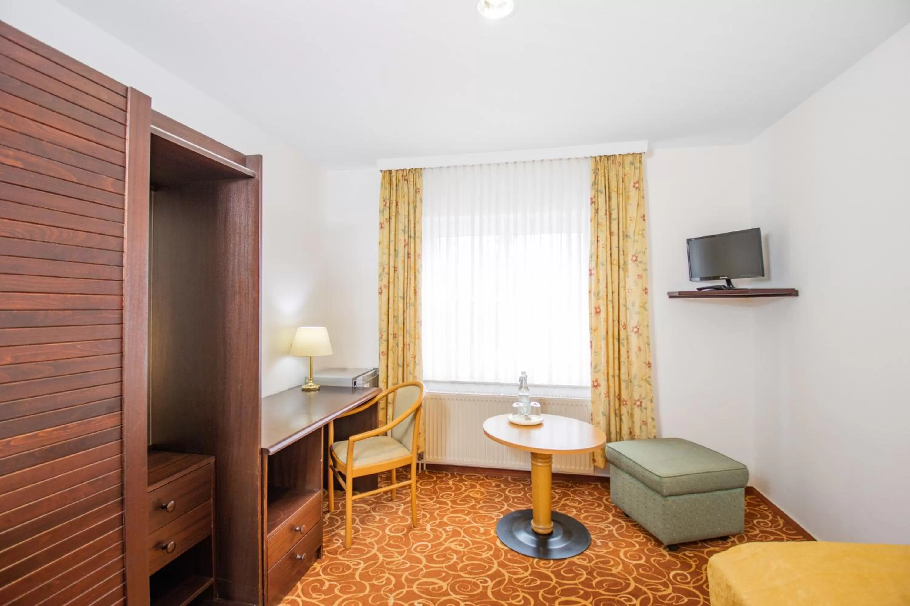 Photo of the whole room in Hotel garni Zwickau-Mosel