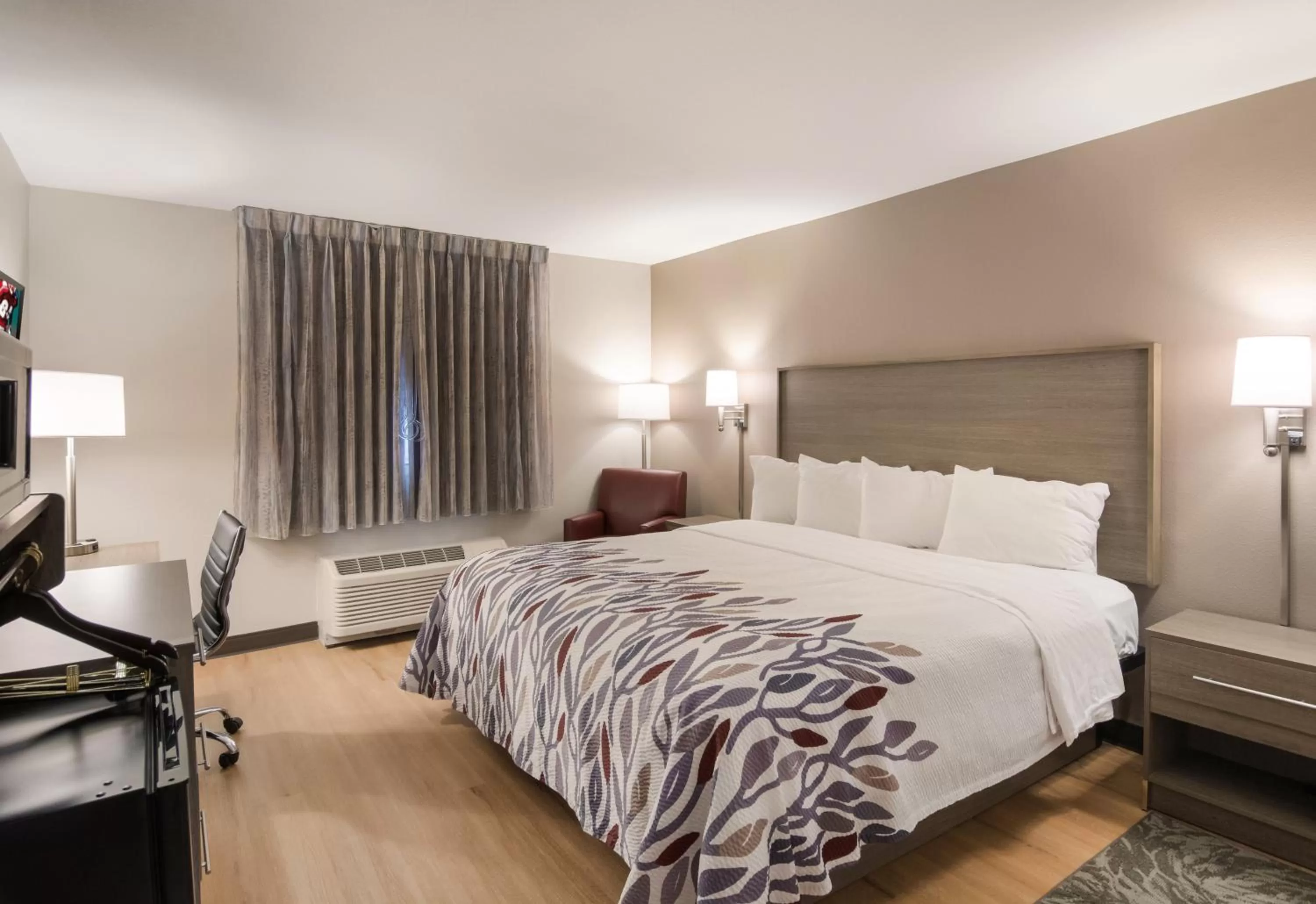 Photo of the whole room, Bed in Red Roof Inn Chester