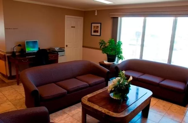 Lounge or bar in Canway Inn & Suites