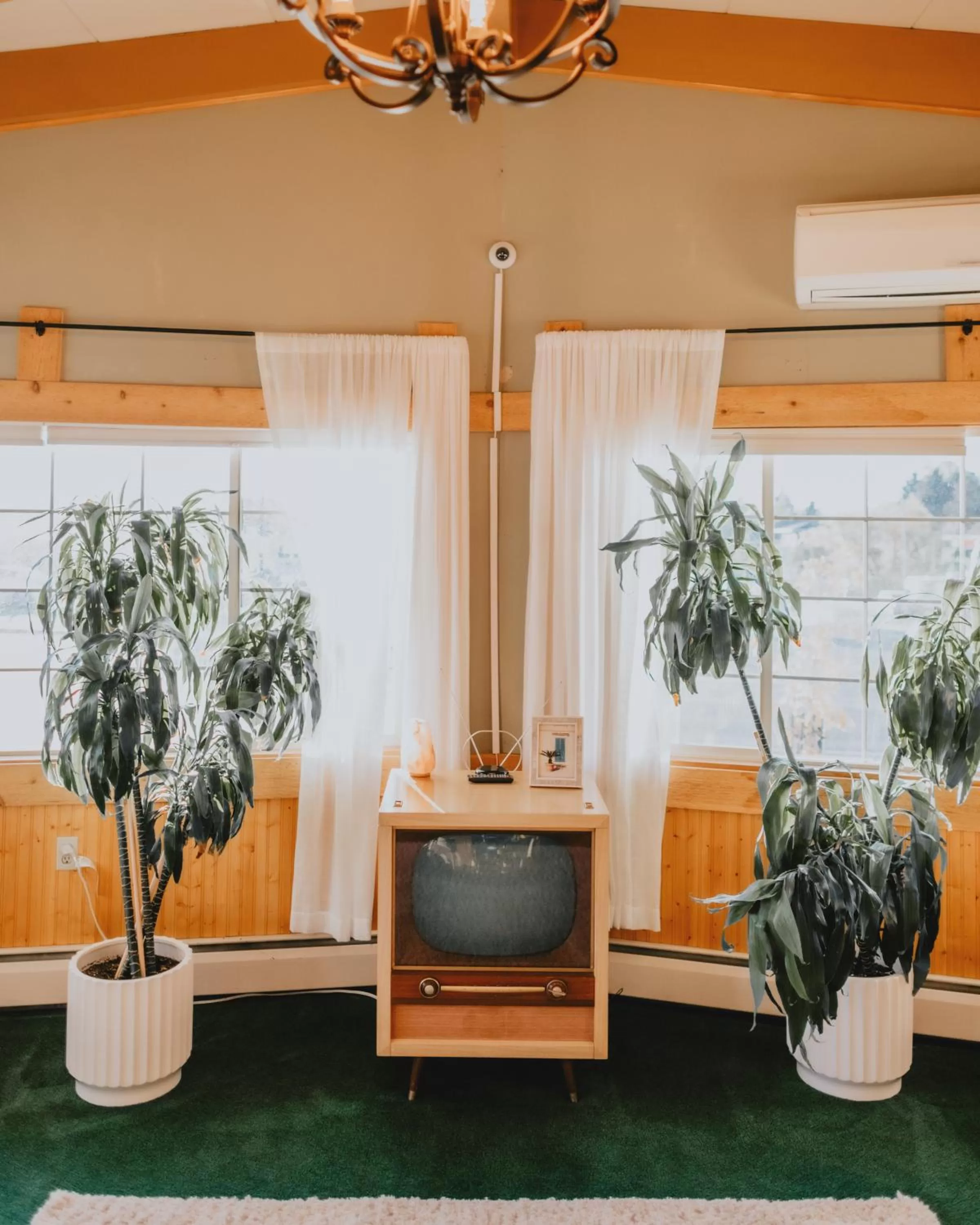 Communal lounge/ TV room in Sapphire Motel Midtown Bozeman