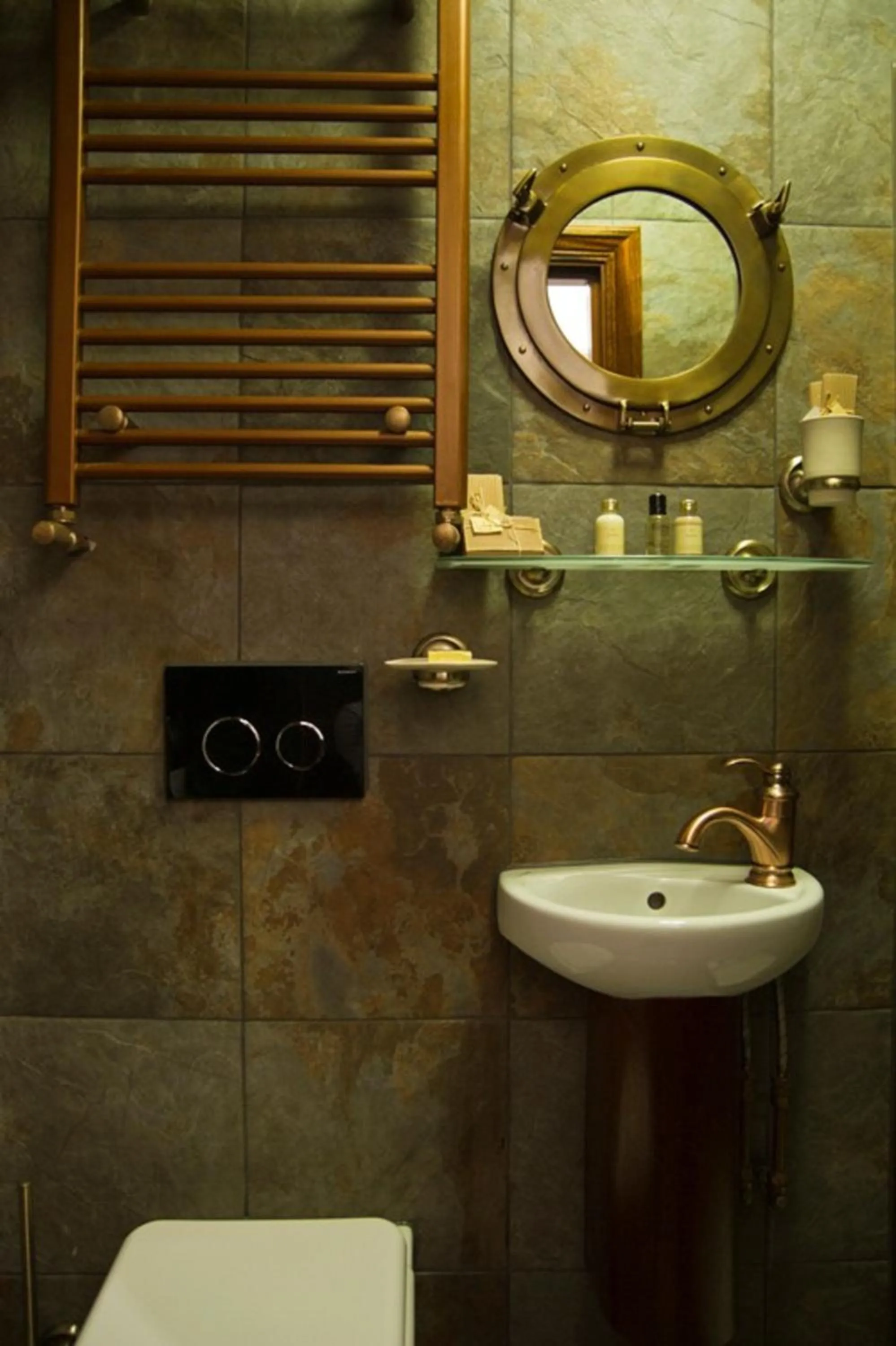 Bathroom in Regency House Hotel