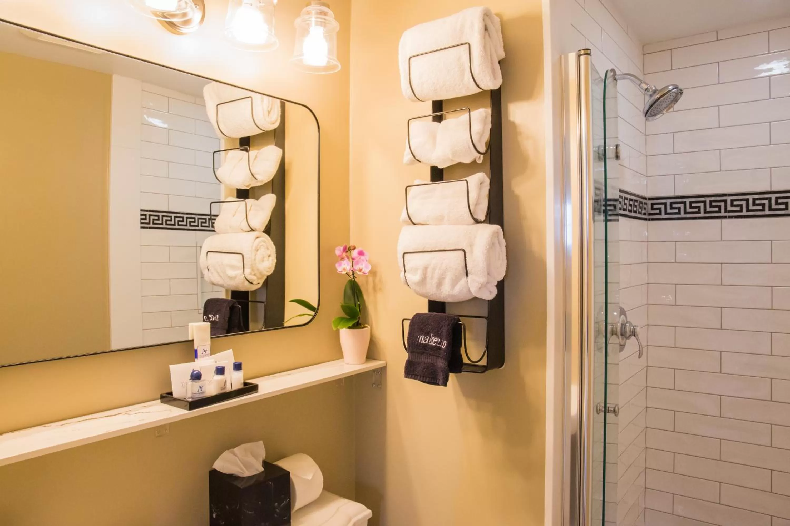 Bathroom in Almondy Inn Bed & Breakfast
